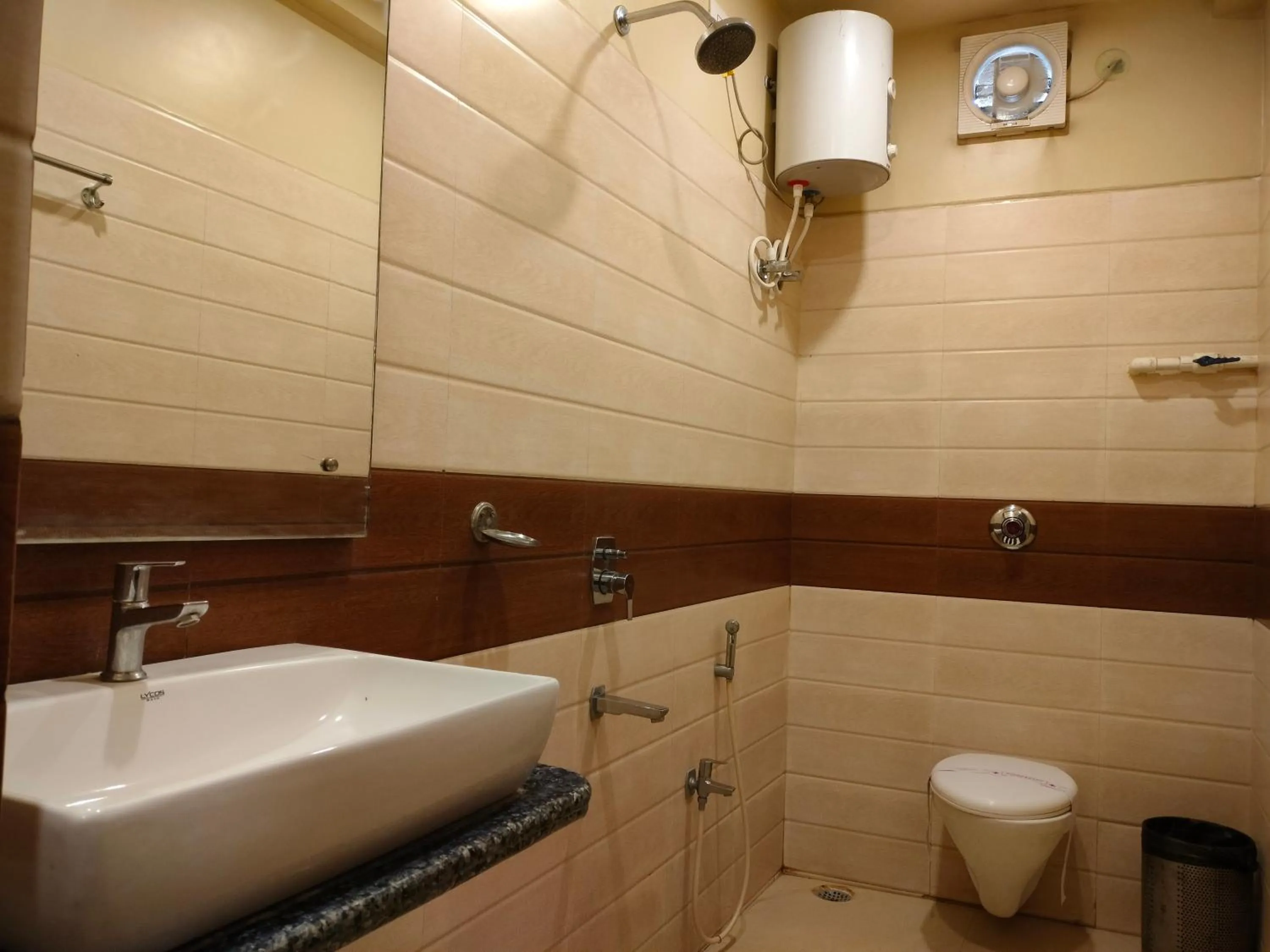 Shower in HOTEL BINAPANI Deluxe 1