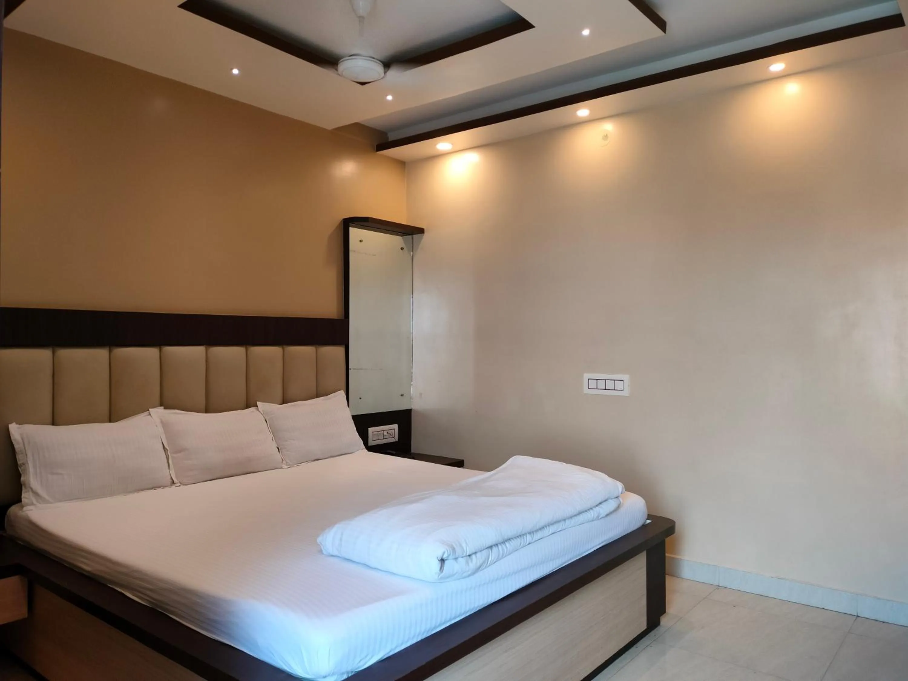 Bed in HOTEL BINAPANI Deluxe 1
