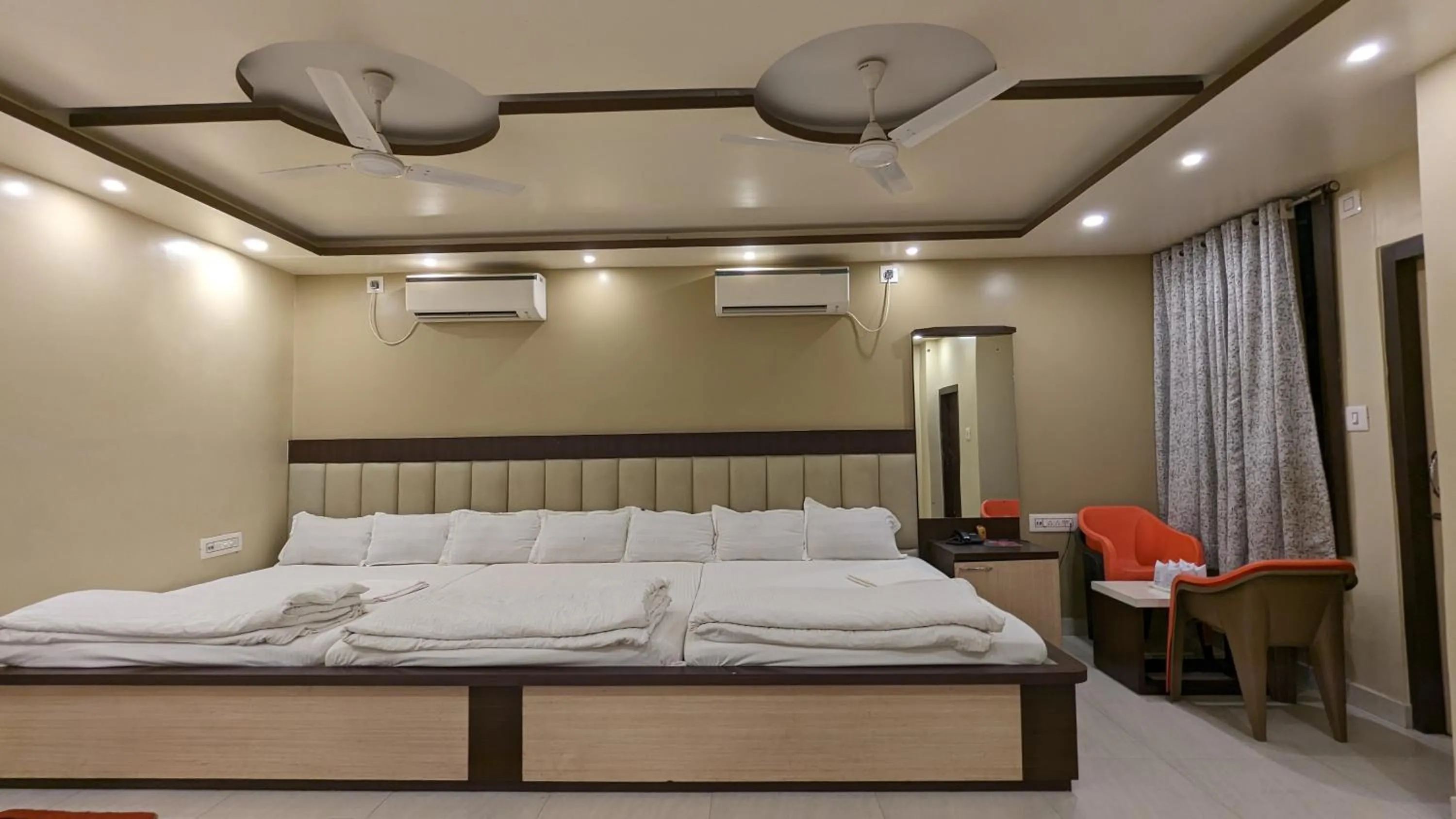 Bed in HOTEL BINAPANI Deluxe 1