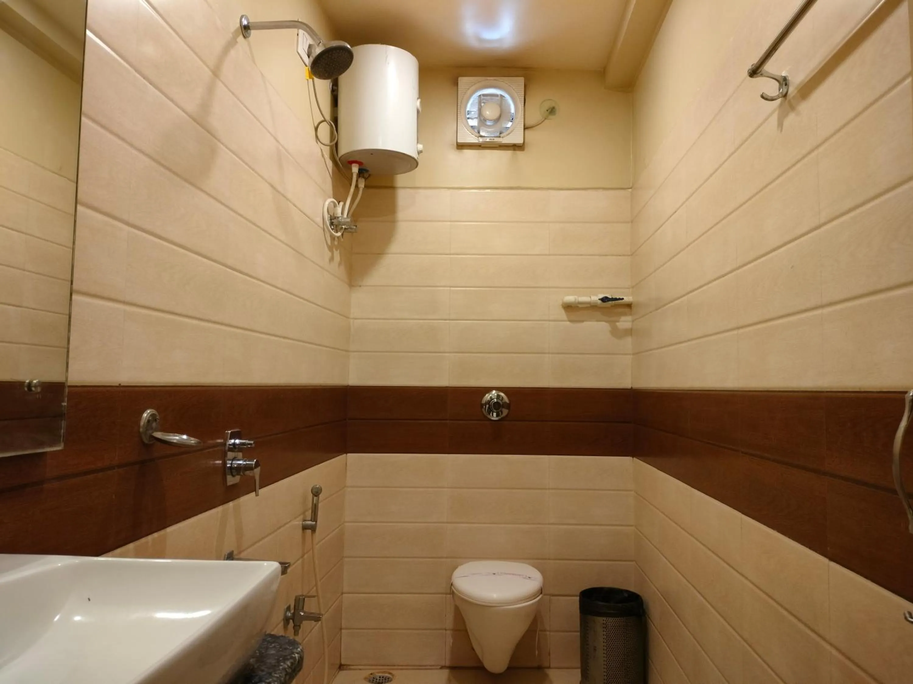 Shower in HOTEL BINAPANI Deluxe 1