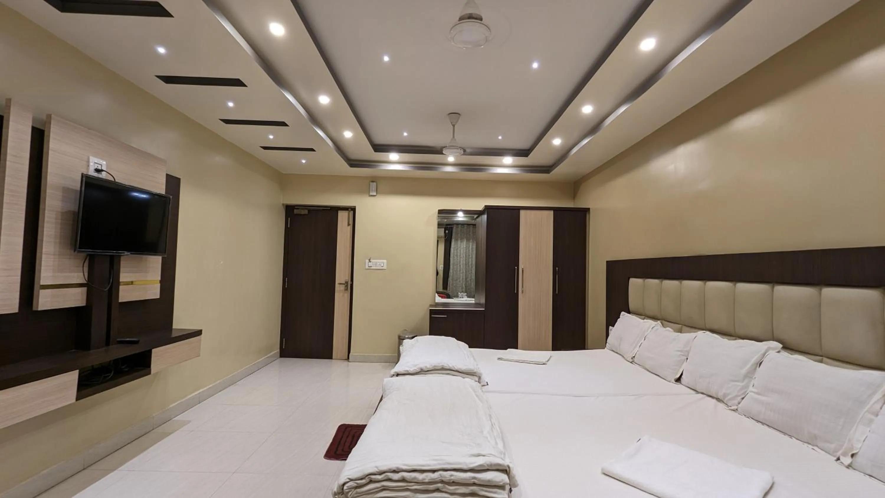 Bed in HOTEL BINAPANI Deluxe 1