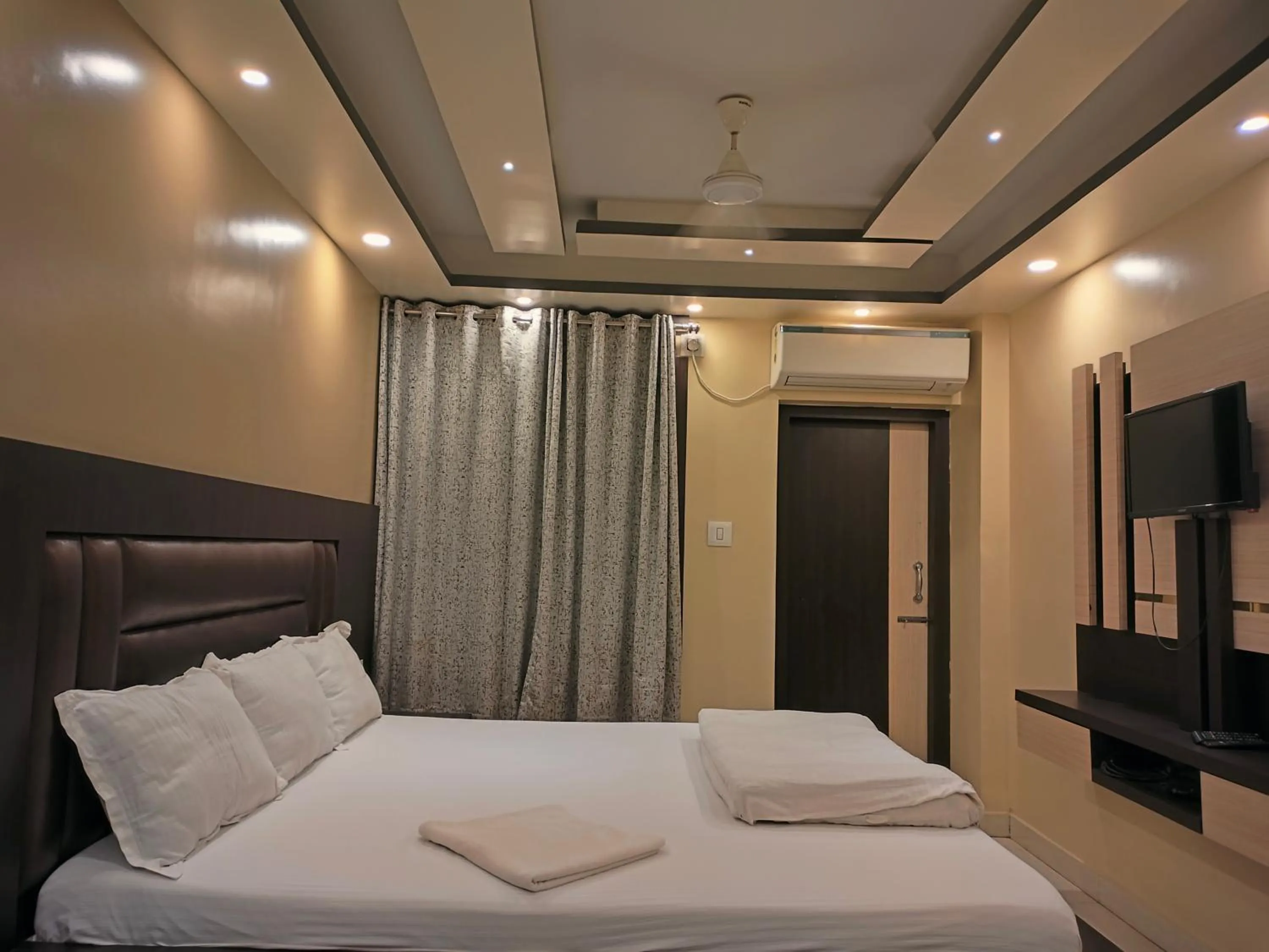 Bed in HOTEL BINAPANI Deluxe 1