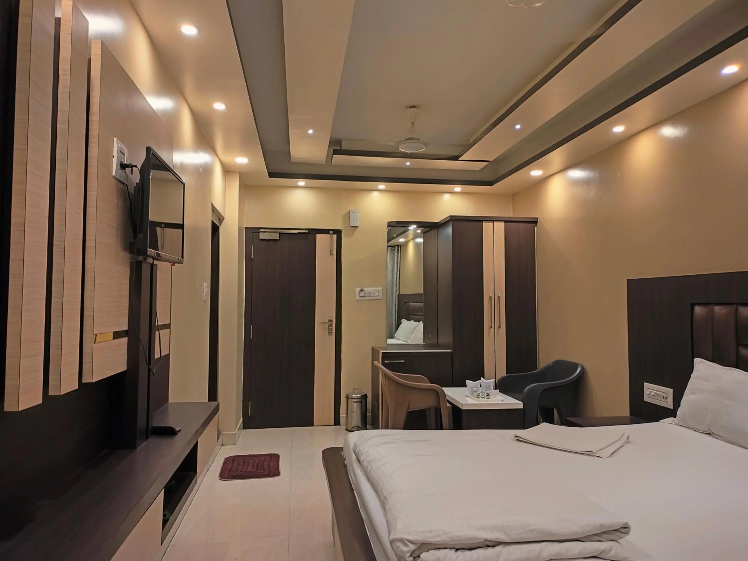 Bed in HOTEL BINAPANI Deluxe 1