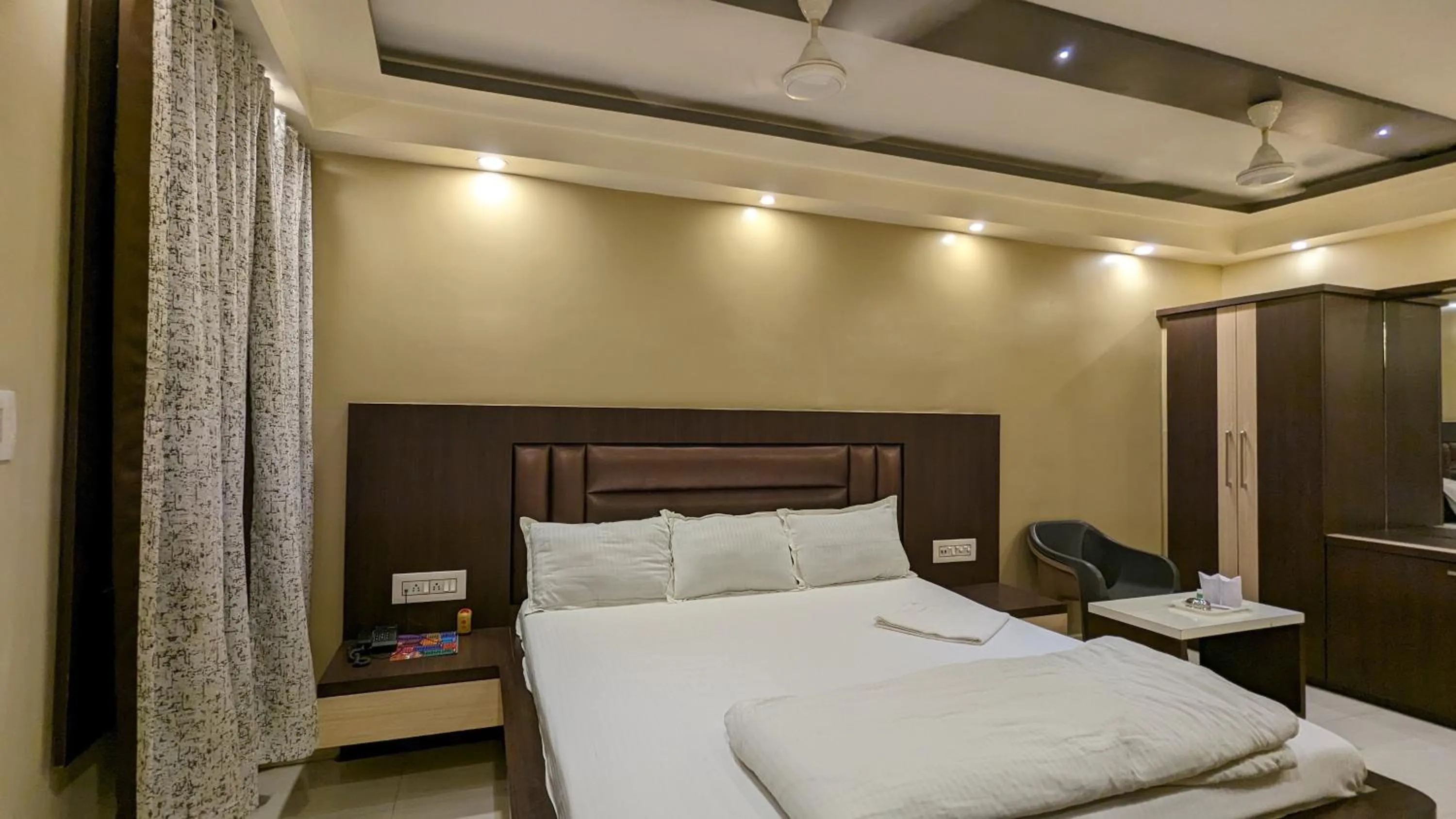 Bed in HOTEL BINAPANI Deluxe 1