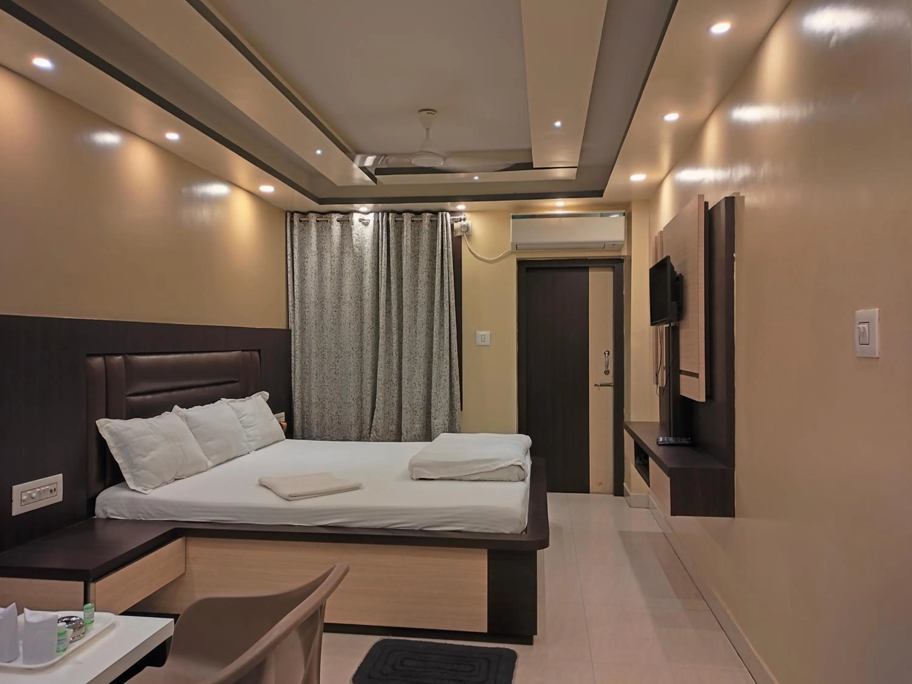 Bed in HOTEL BINAPANI Deluxe 1