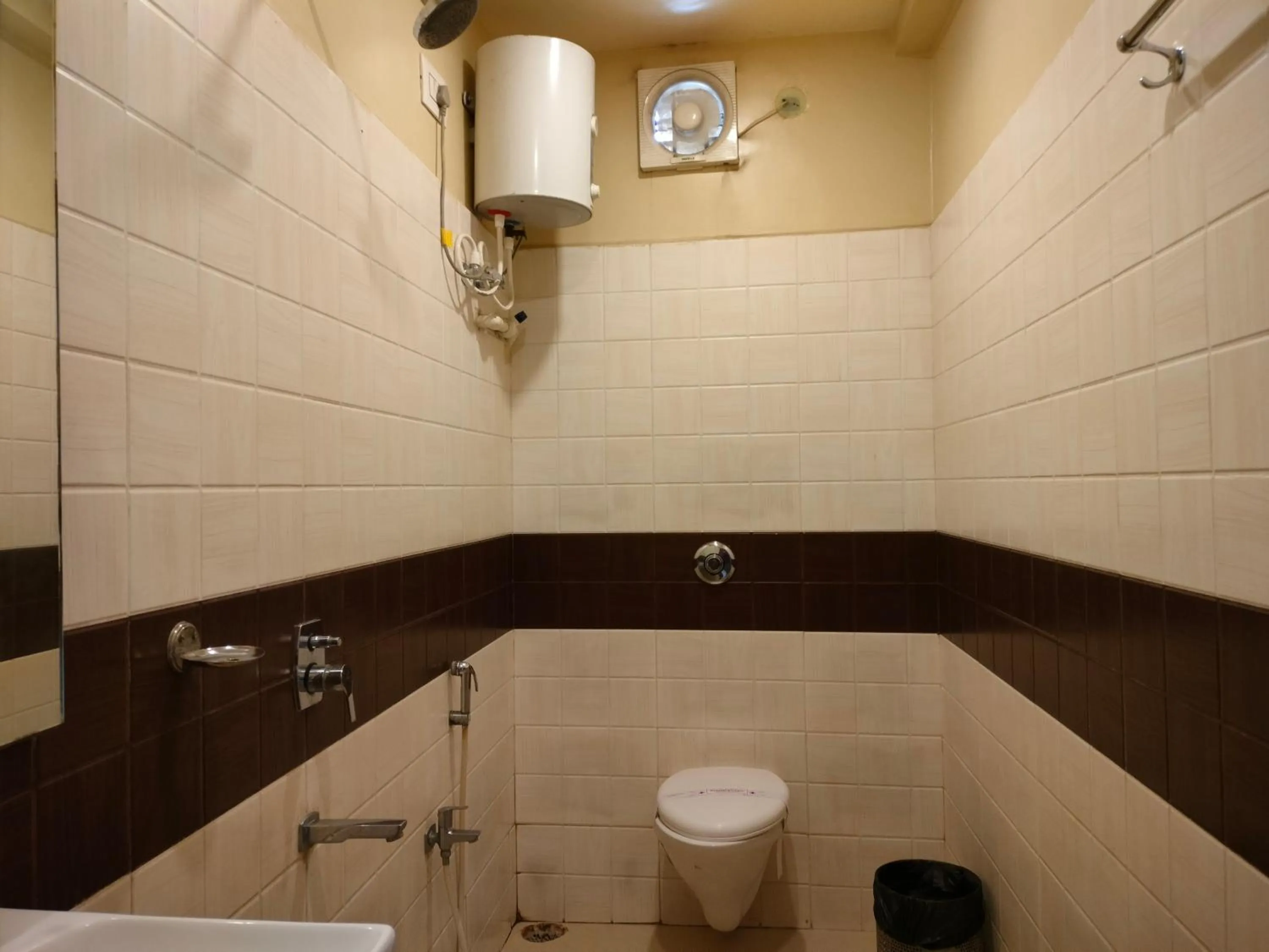 Shower in HOTEL BINAPANI Deluxe 1