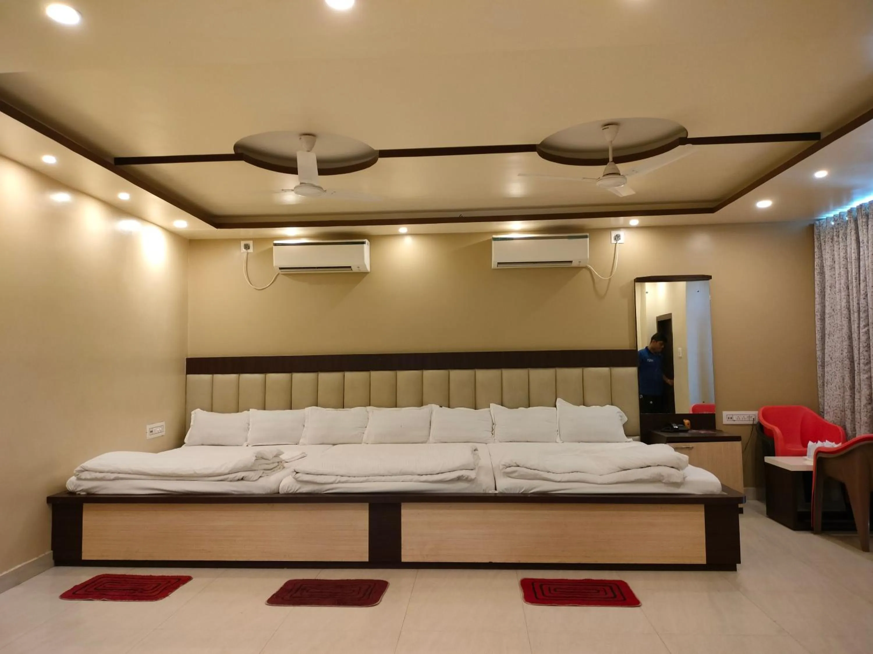 Bed in HOTEL BINAPANI Deluxe 1