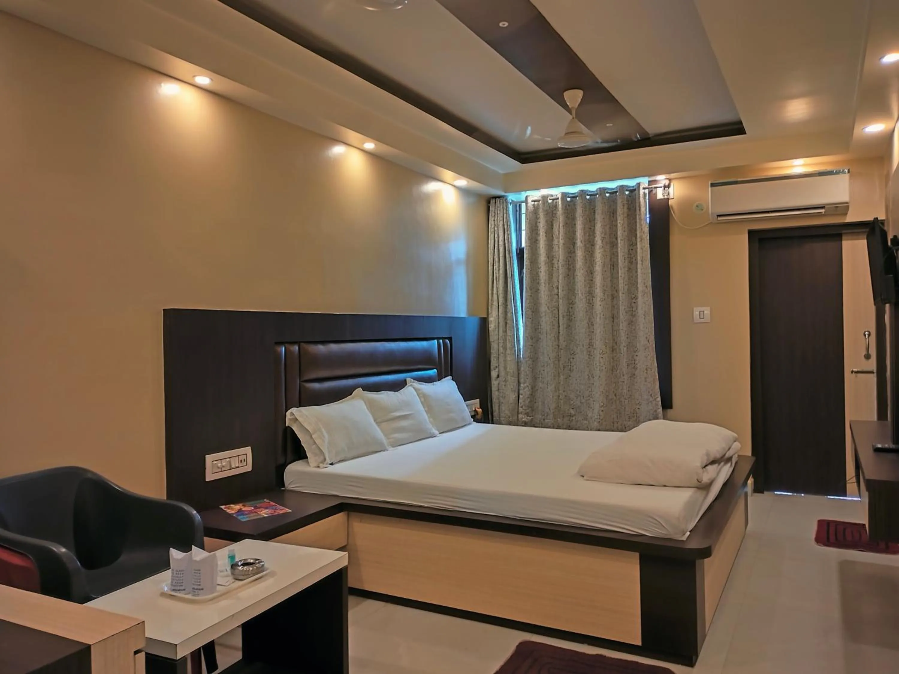 Bed in HOTEL BINAPANI Deluxe 1