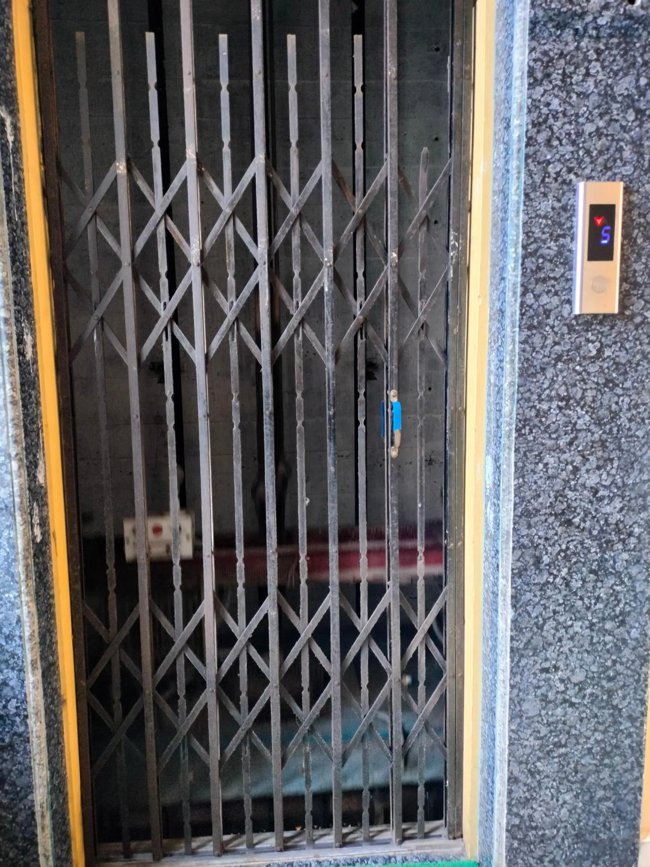 elevator in HOTEL BINAPANI Deluxe 1