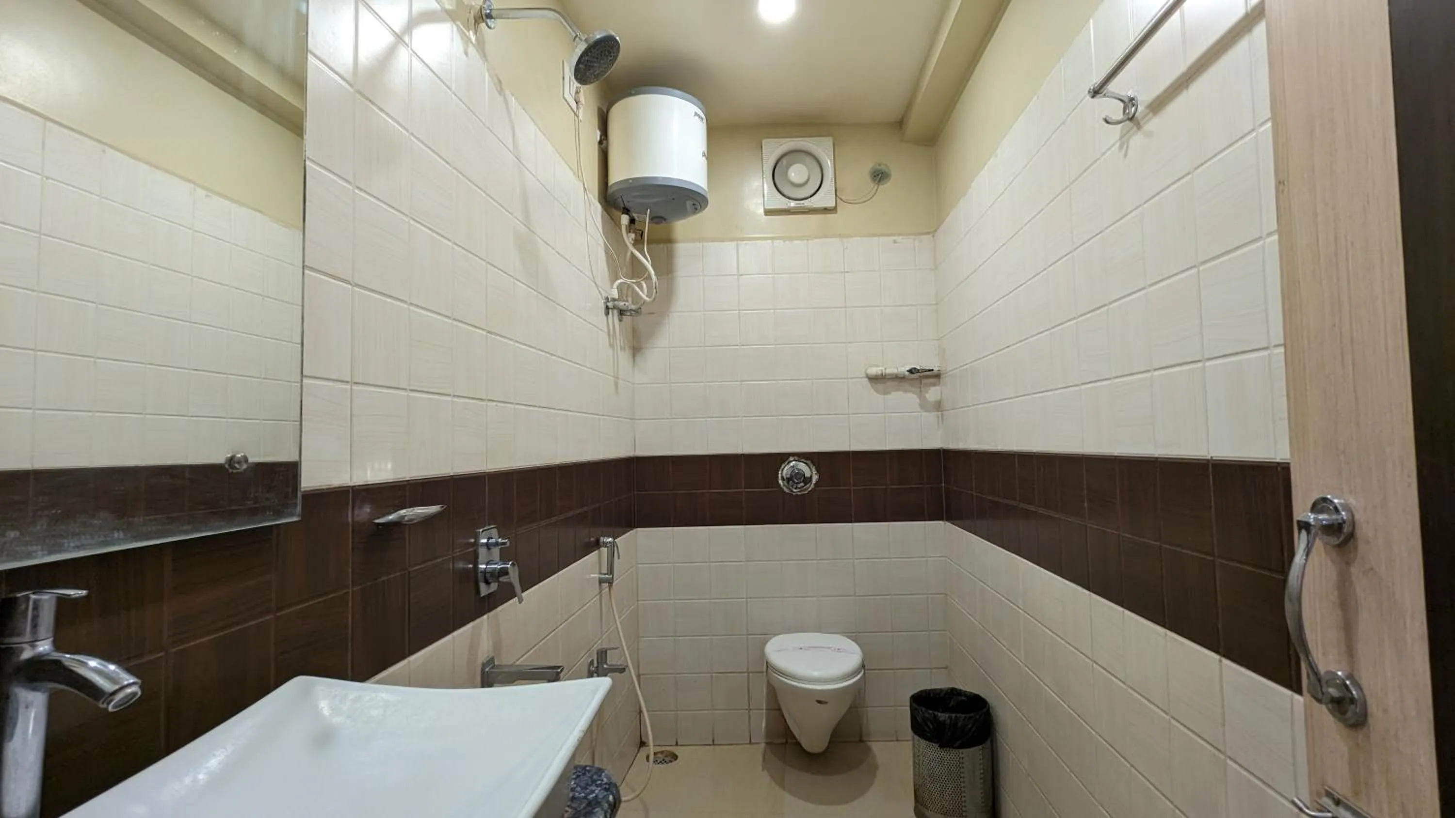 Shower in HOTEL BINAPANI Deluxe 1