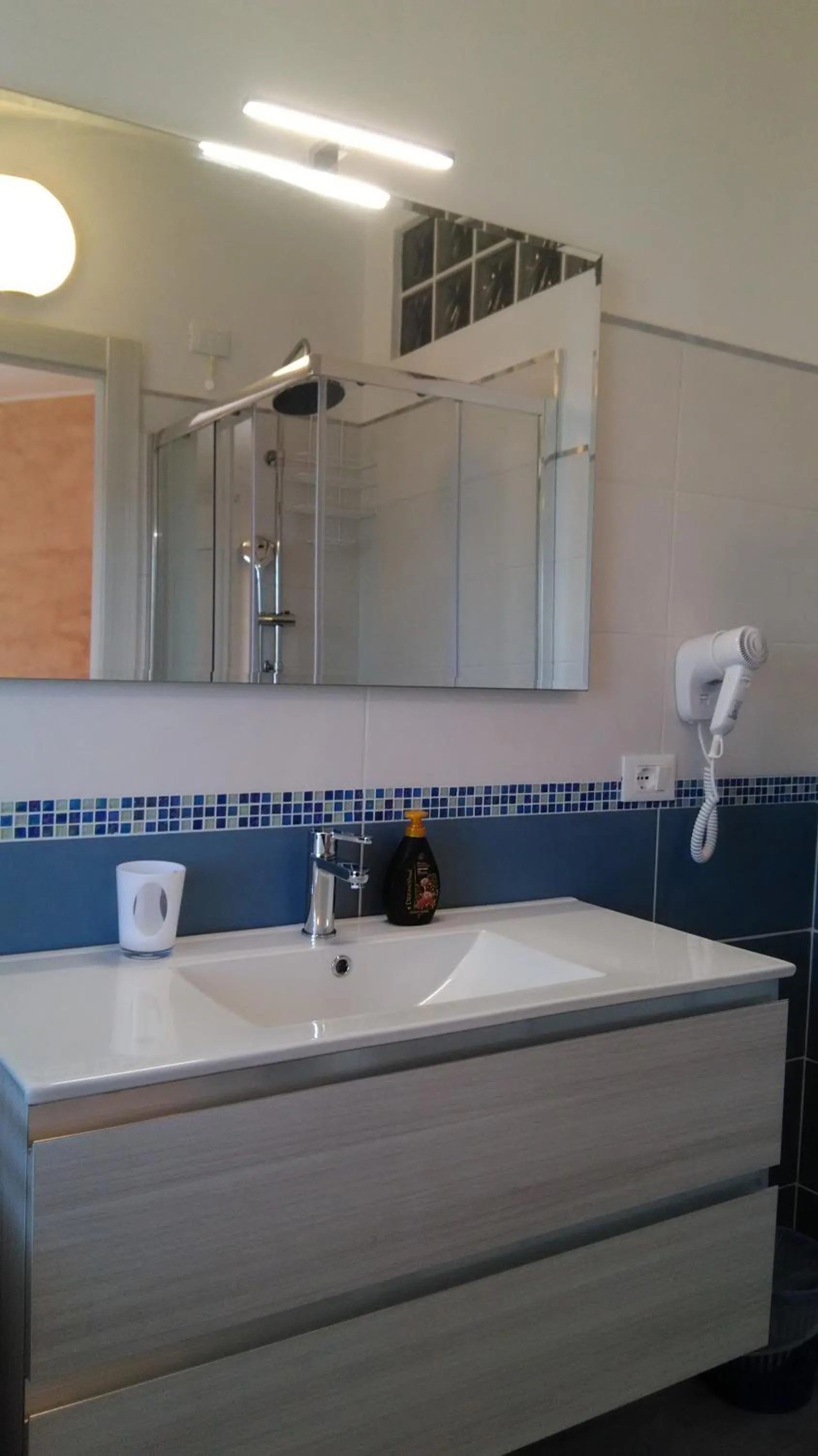 Bathroom in Viola di Mare Rooms and Parking
