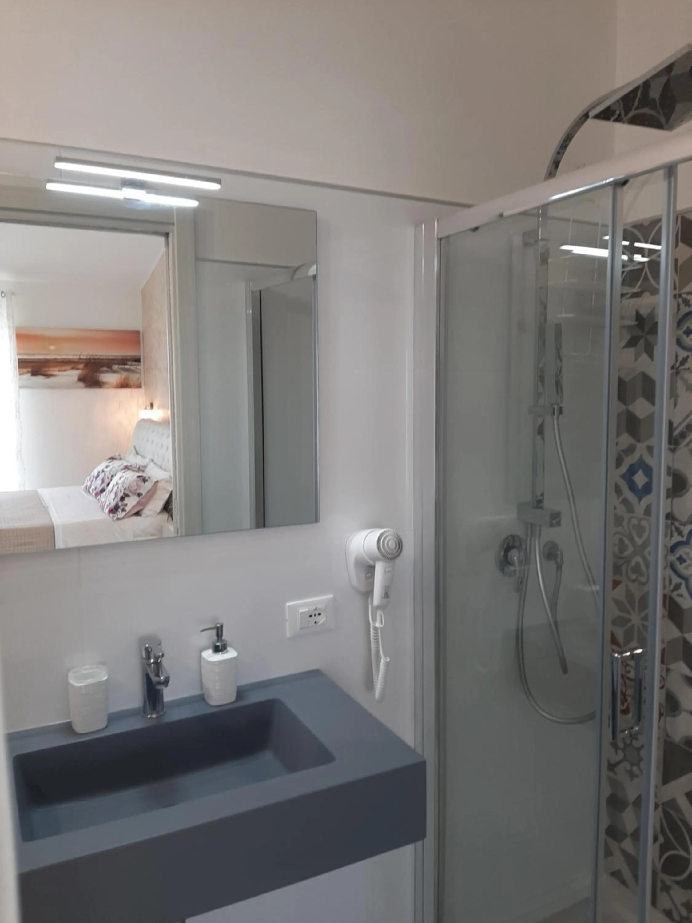 Bathroom in Viola di Mare Rooms and Parking