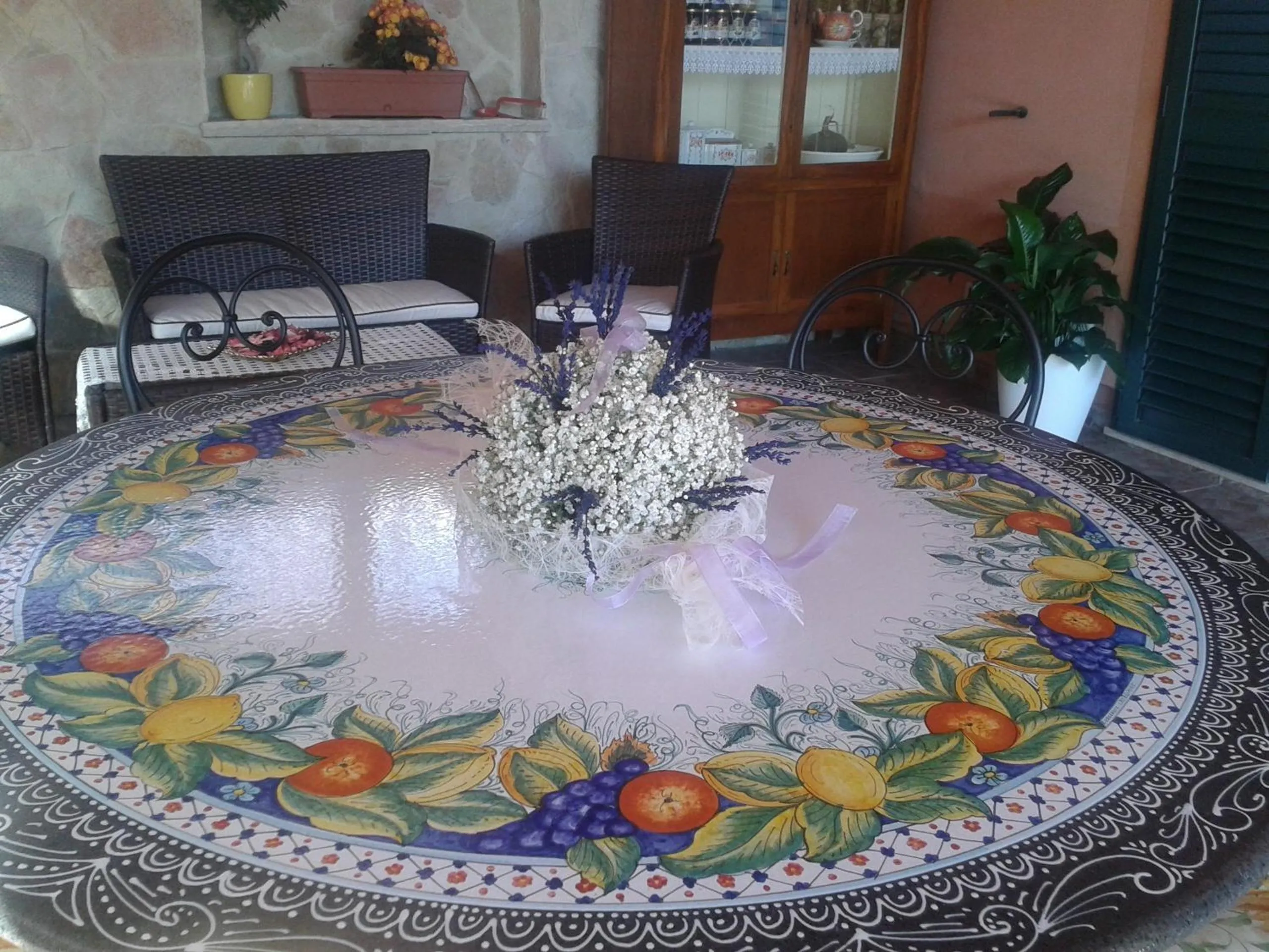 Decorative detail in Viola di Mare Rooms and Parking