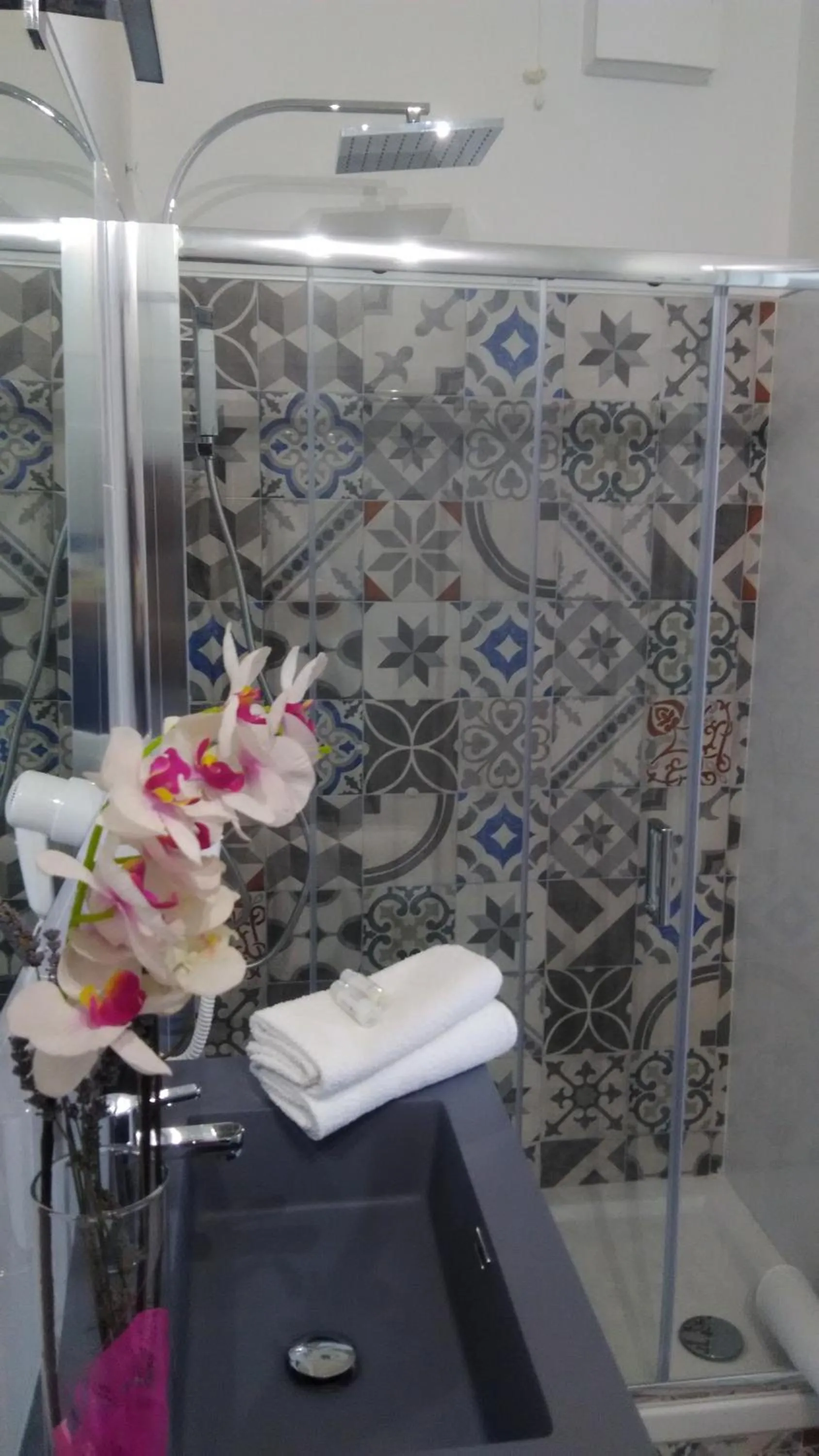 Bathroom in Viola di Mare Rooms and Parking