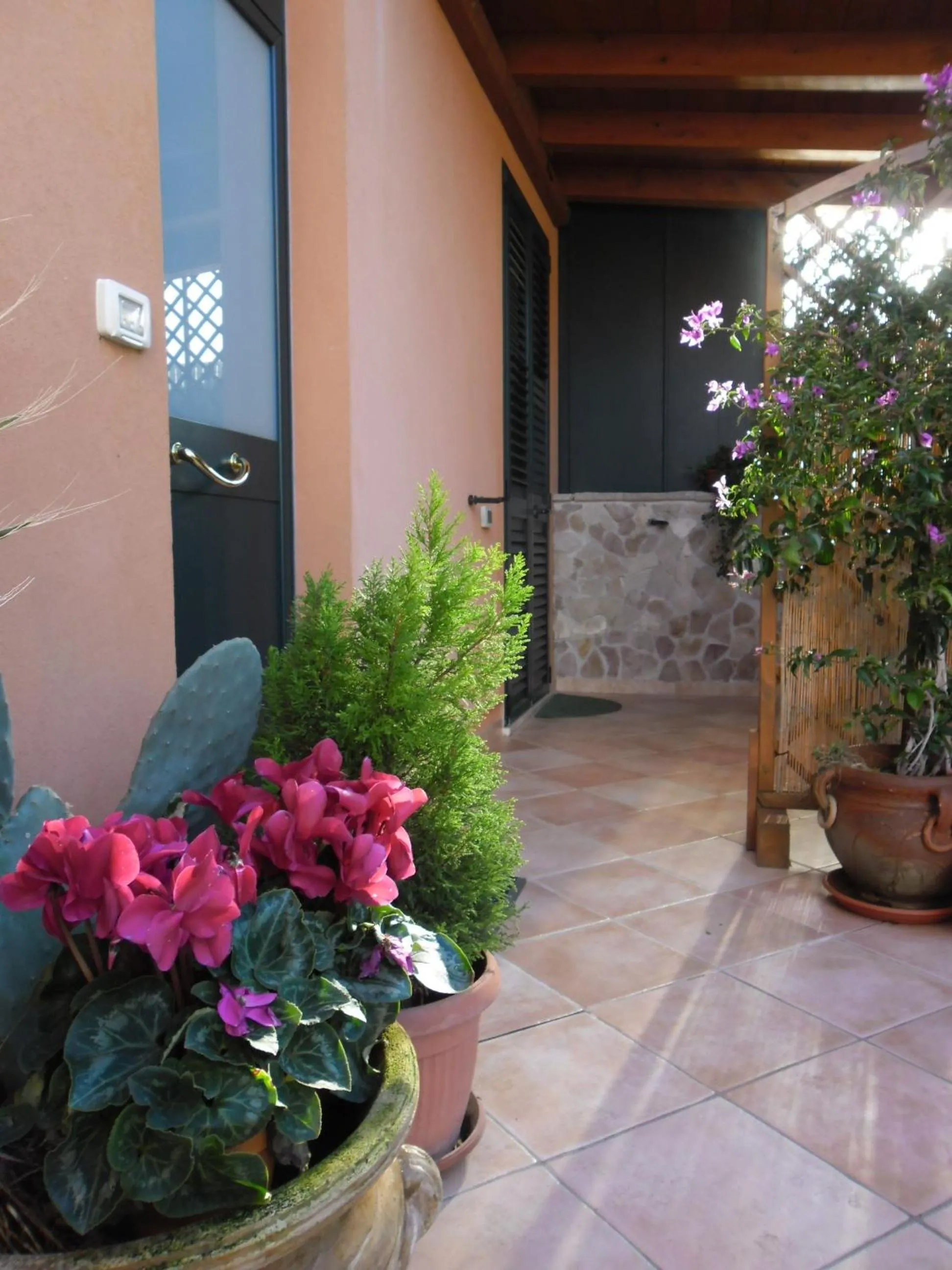 Facade/entrance in Viola di Mare Rooms and Parking