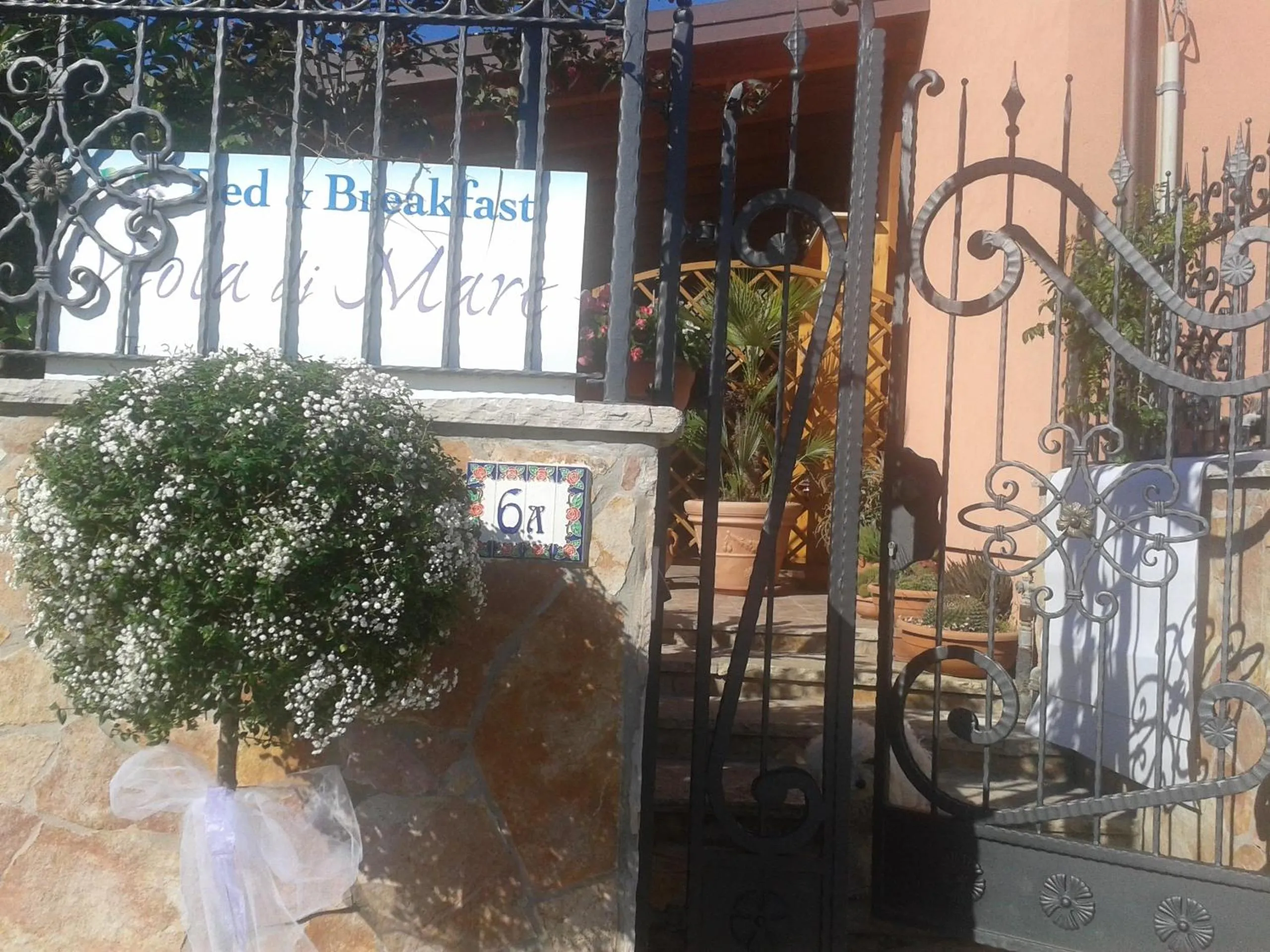 Facade/entrance in Viola di Mare Rooms and Parking