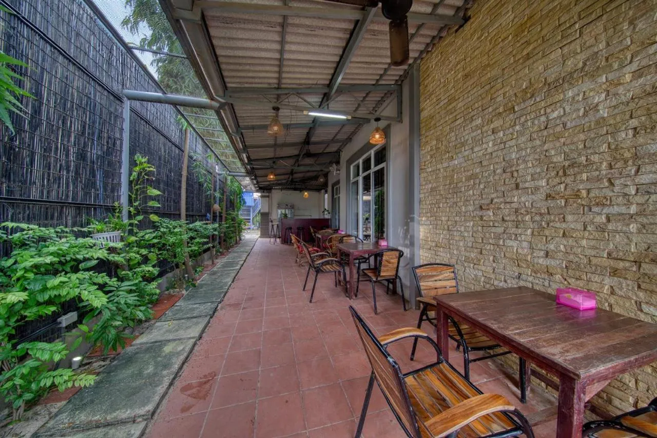 Restaurant/places to eat in Kalinga Art Home Guest House