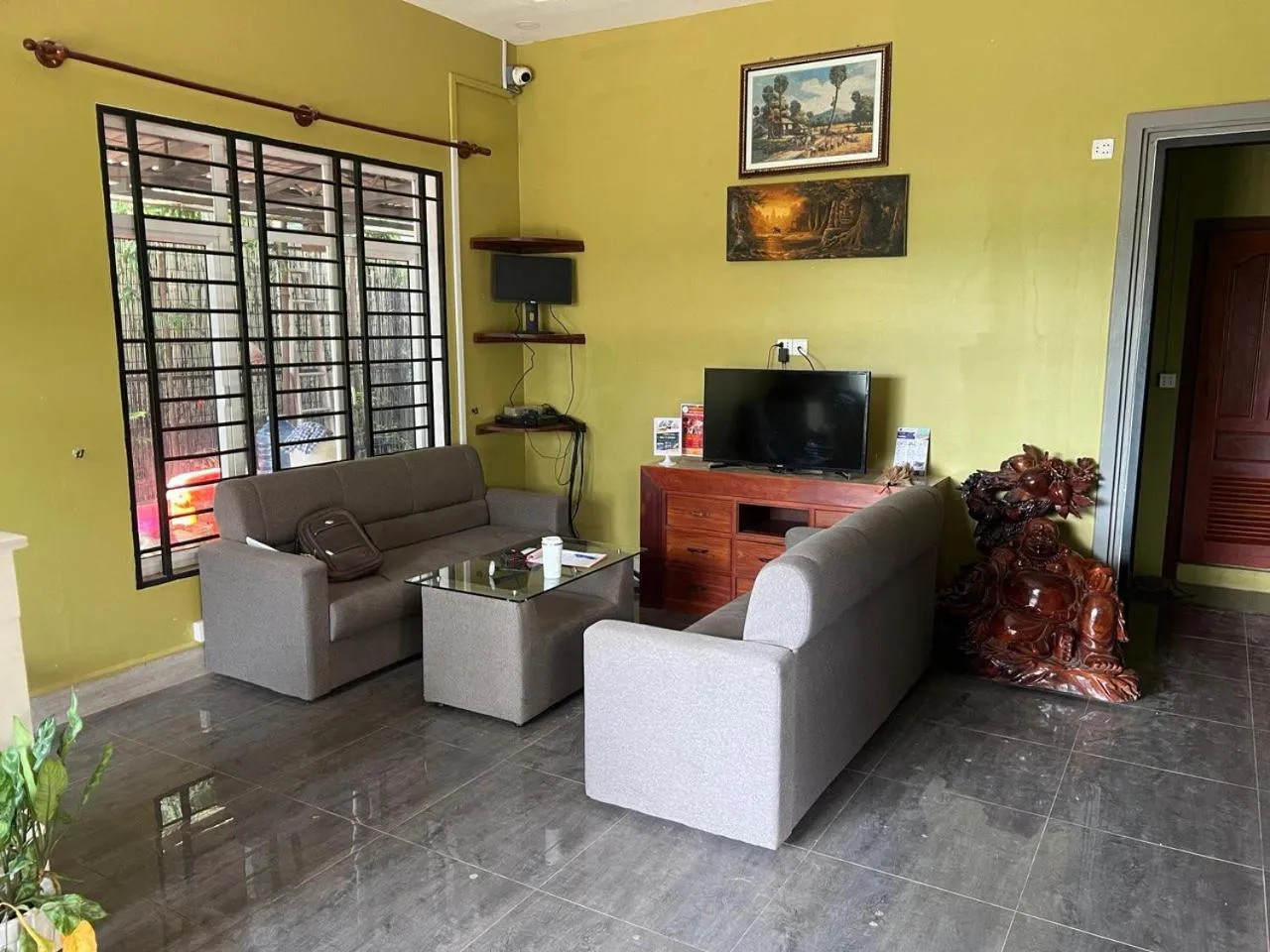 Communal lounge/ TV room in Kalinga Art Home Guest House