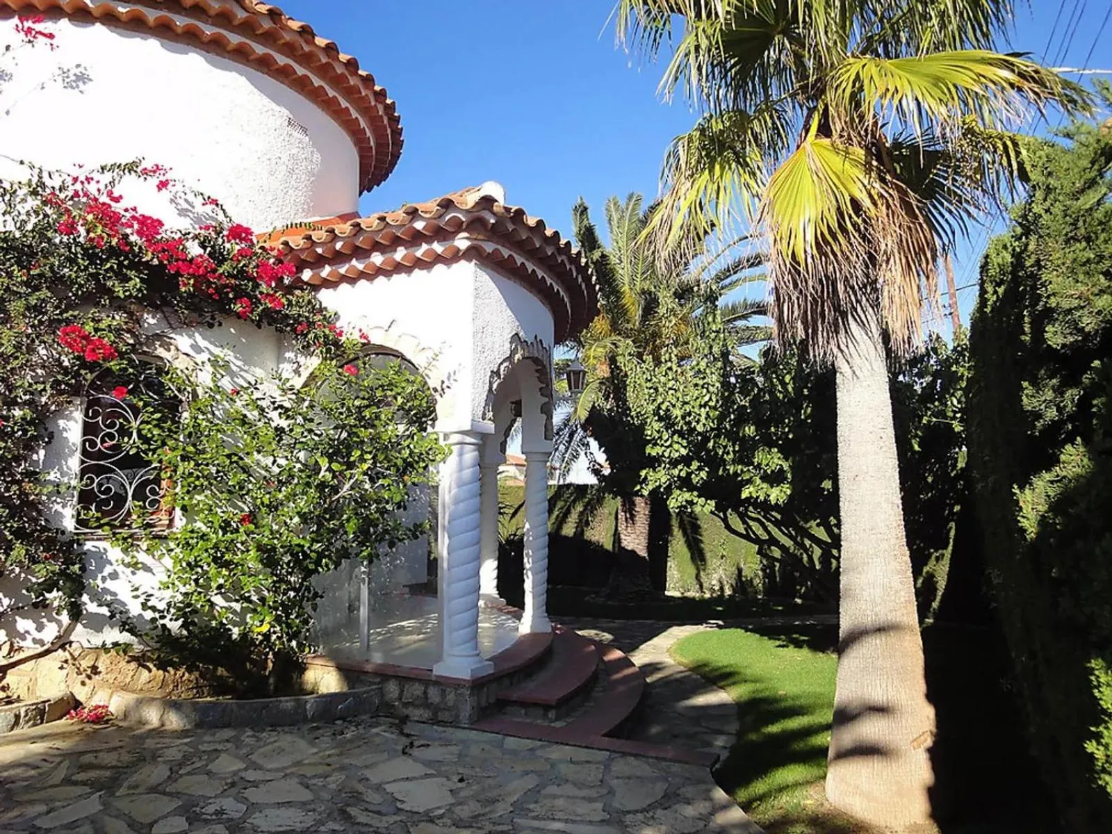 Property building in Villa Cristina, Miami Platja, Spanien