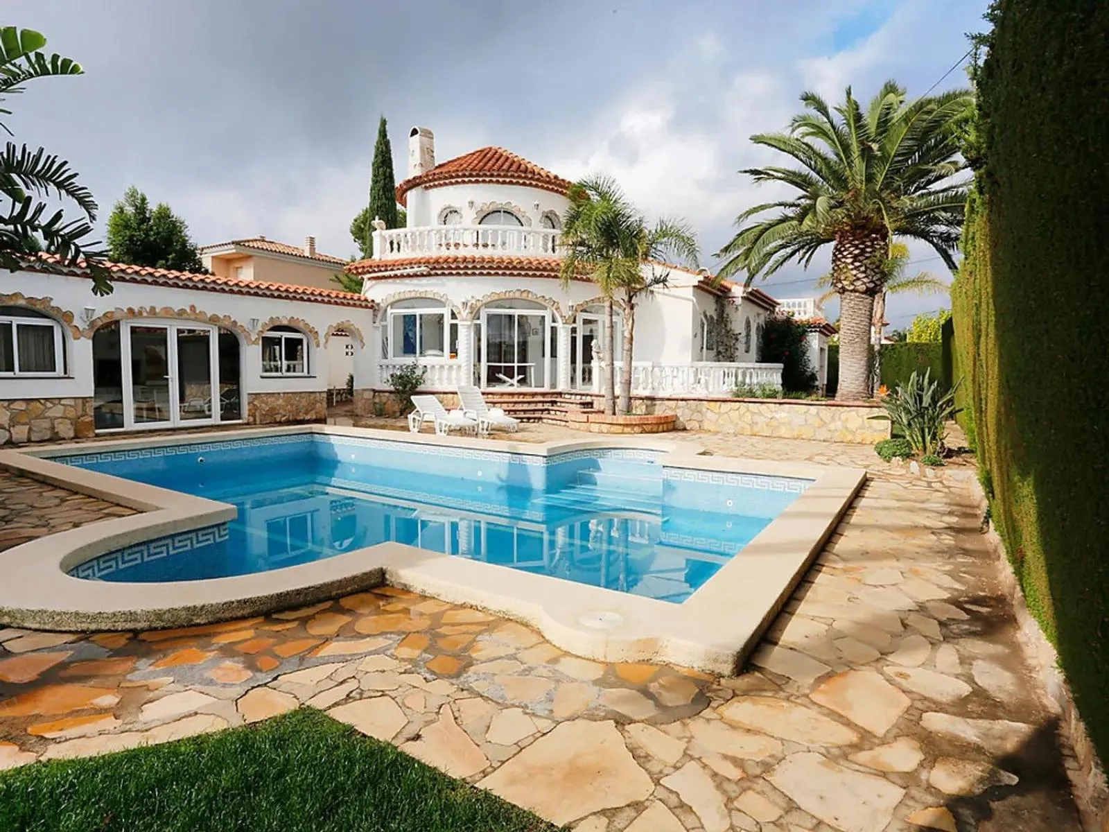 Property building in Villa Cristina, Miami Platja, Spanien