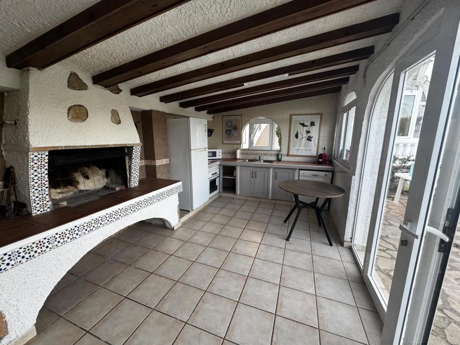 Kitchen or kitchenette in Villa Cristina, Miami Platja, Spanien