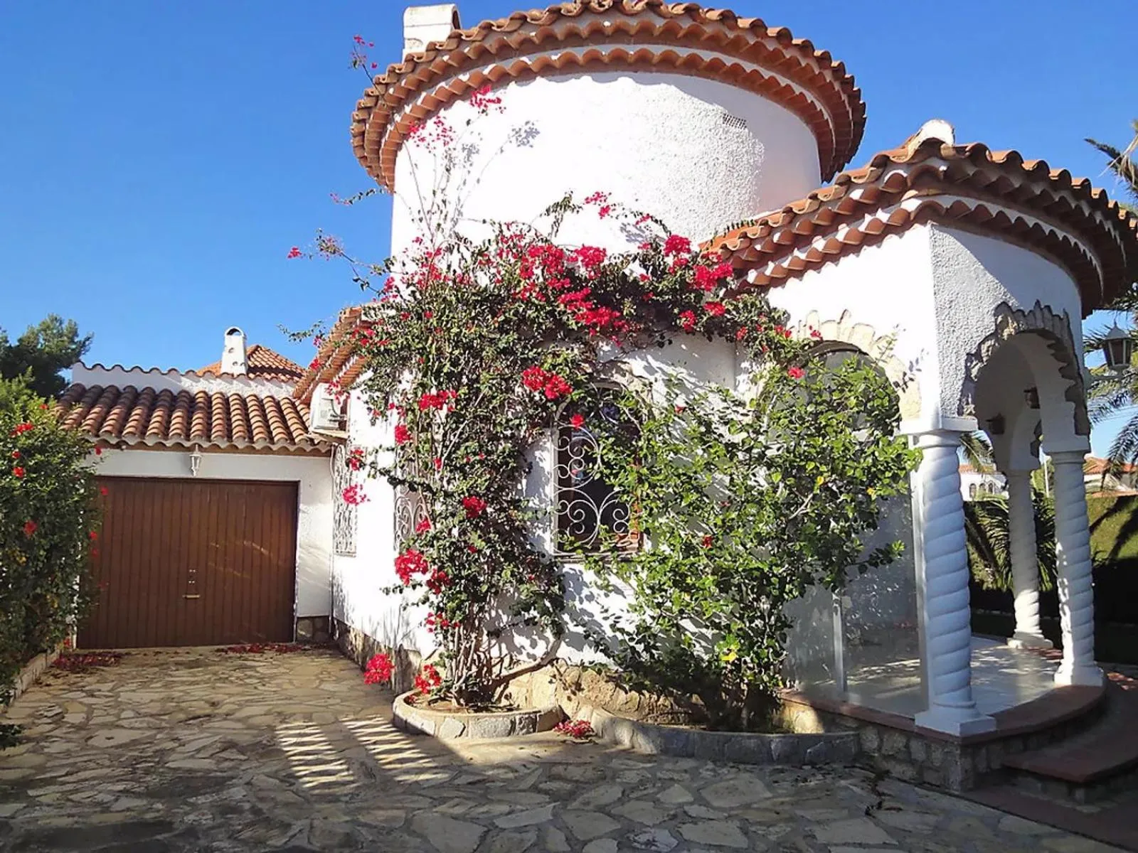 Property building in Villa Cristina, Miami Platja, Spanien