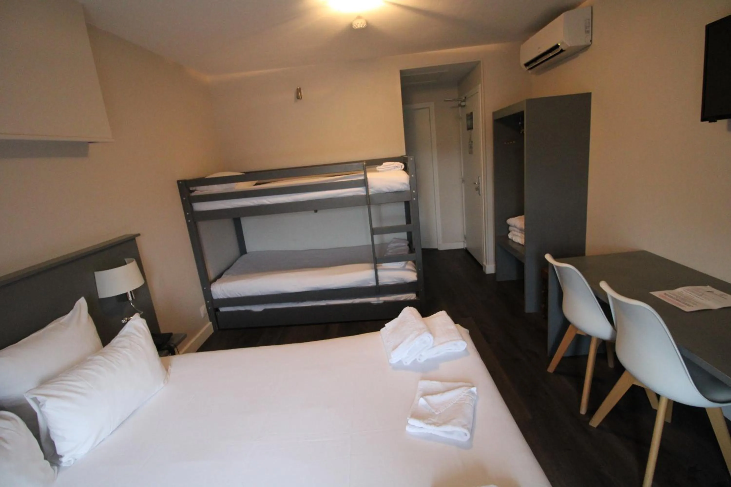 Bedroom, Bed in Hôtel Casabianca