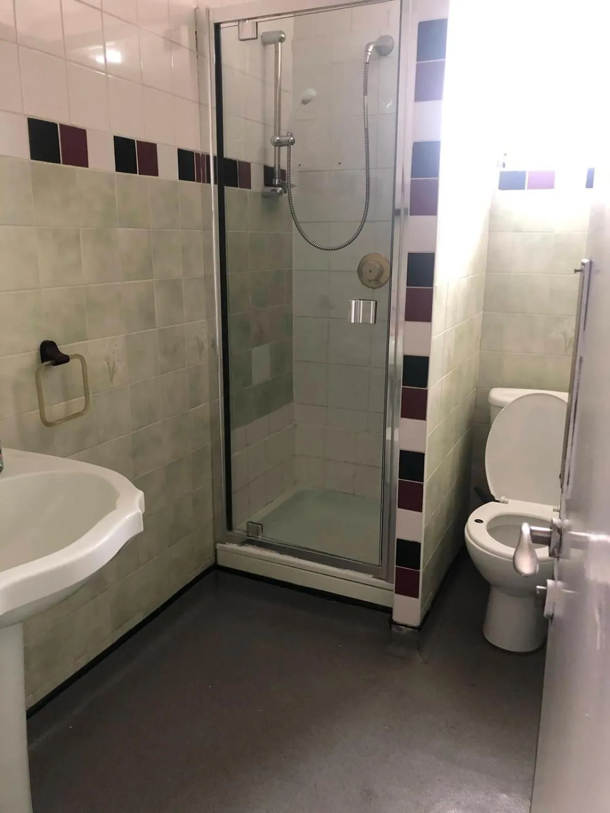 Shower in Saji Hotel Ilford