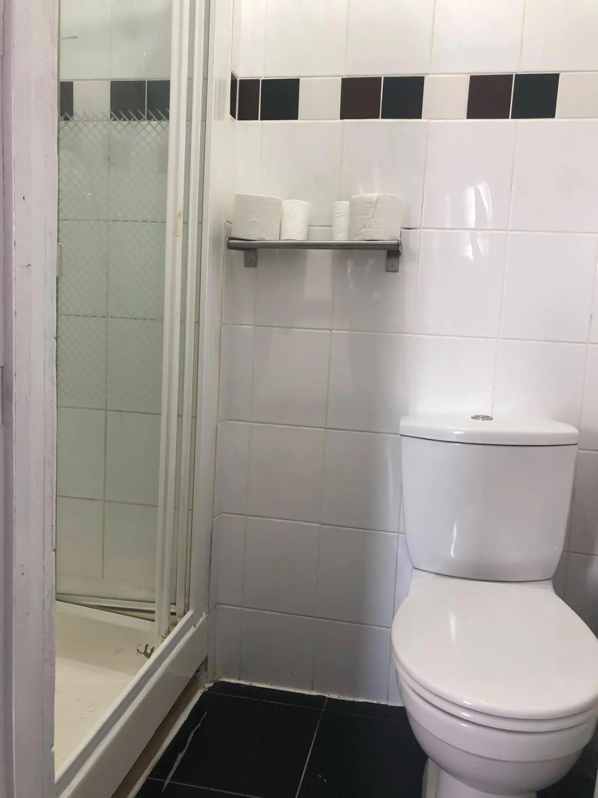 Shower in Saji Hotel Ilford