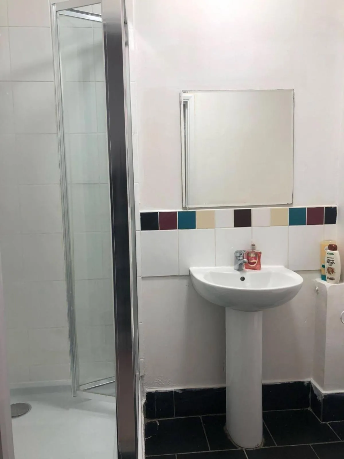 Shower in Saji Hotel Ilford