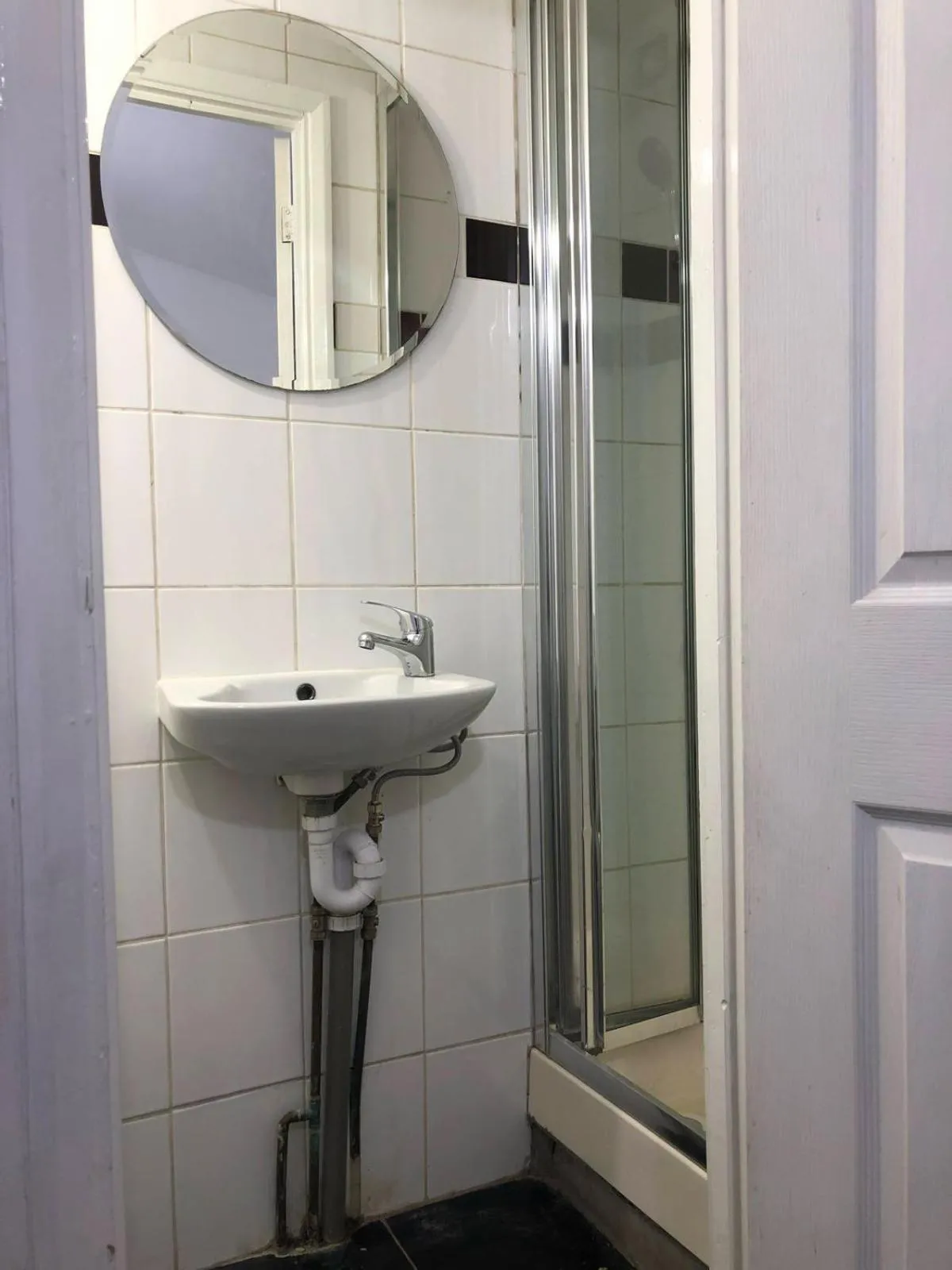 Shower in Saji Hotel Ilford