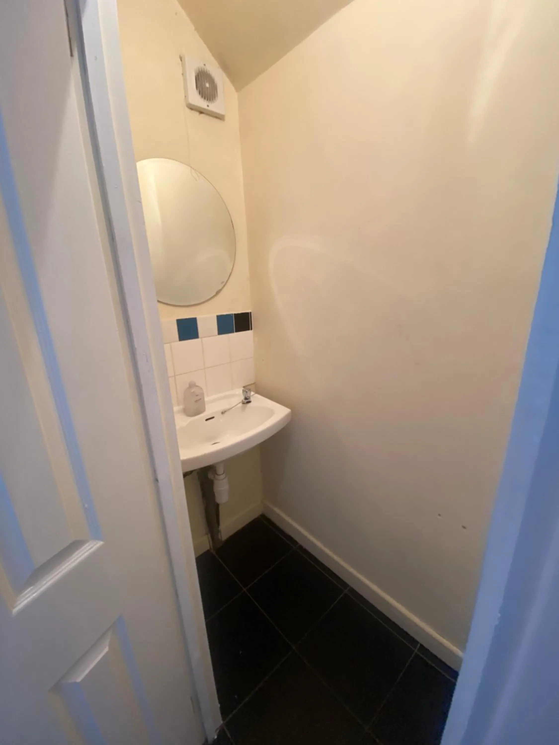 Toilet in Saji Hotel Ilford