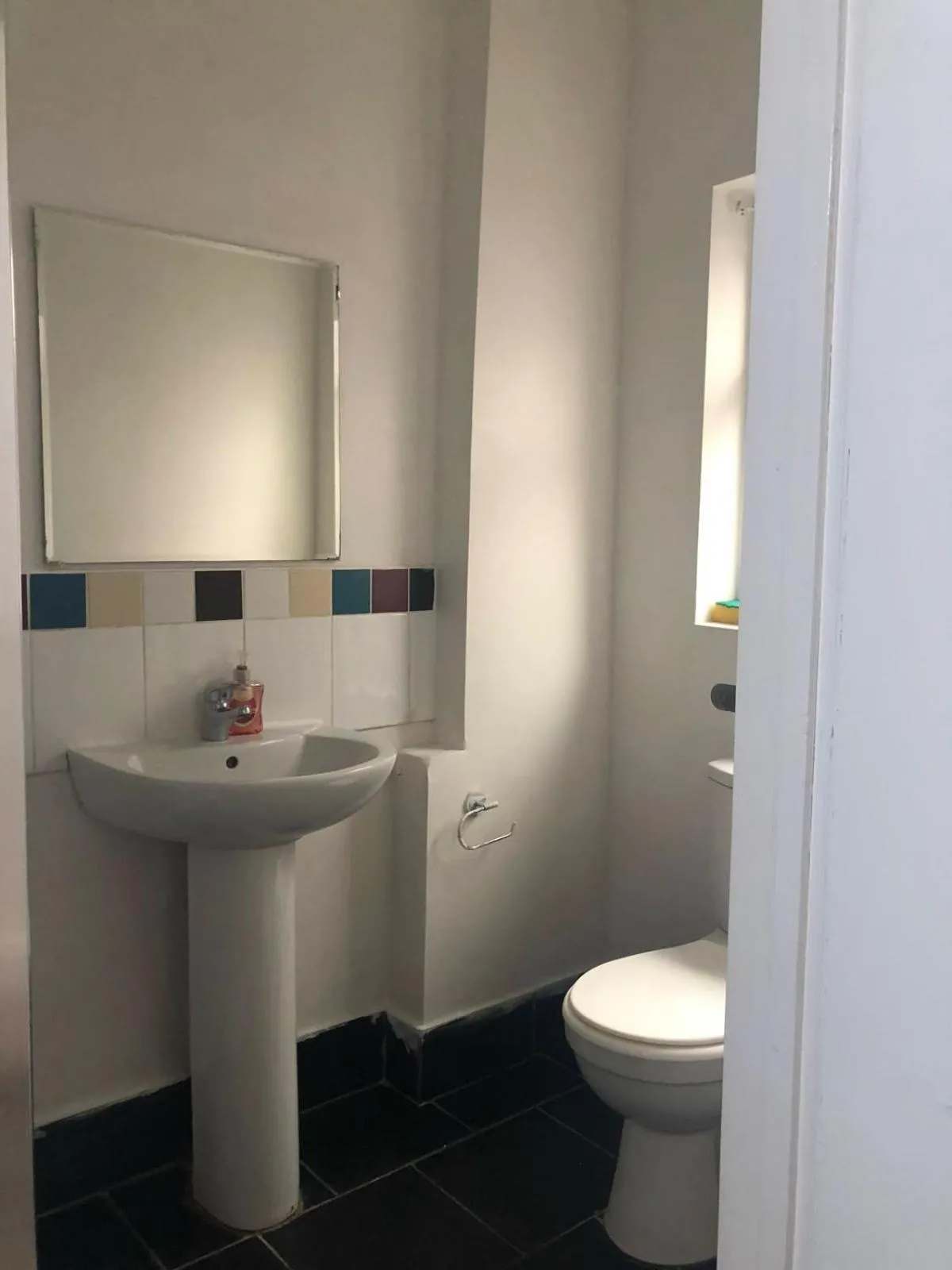 Toilet in Saji Hotel Ilford
