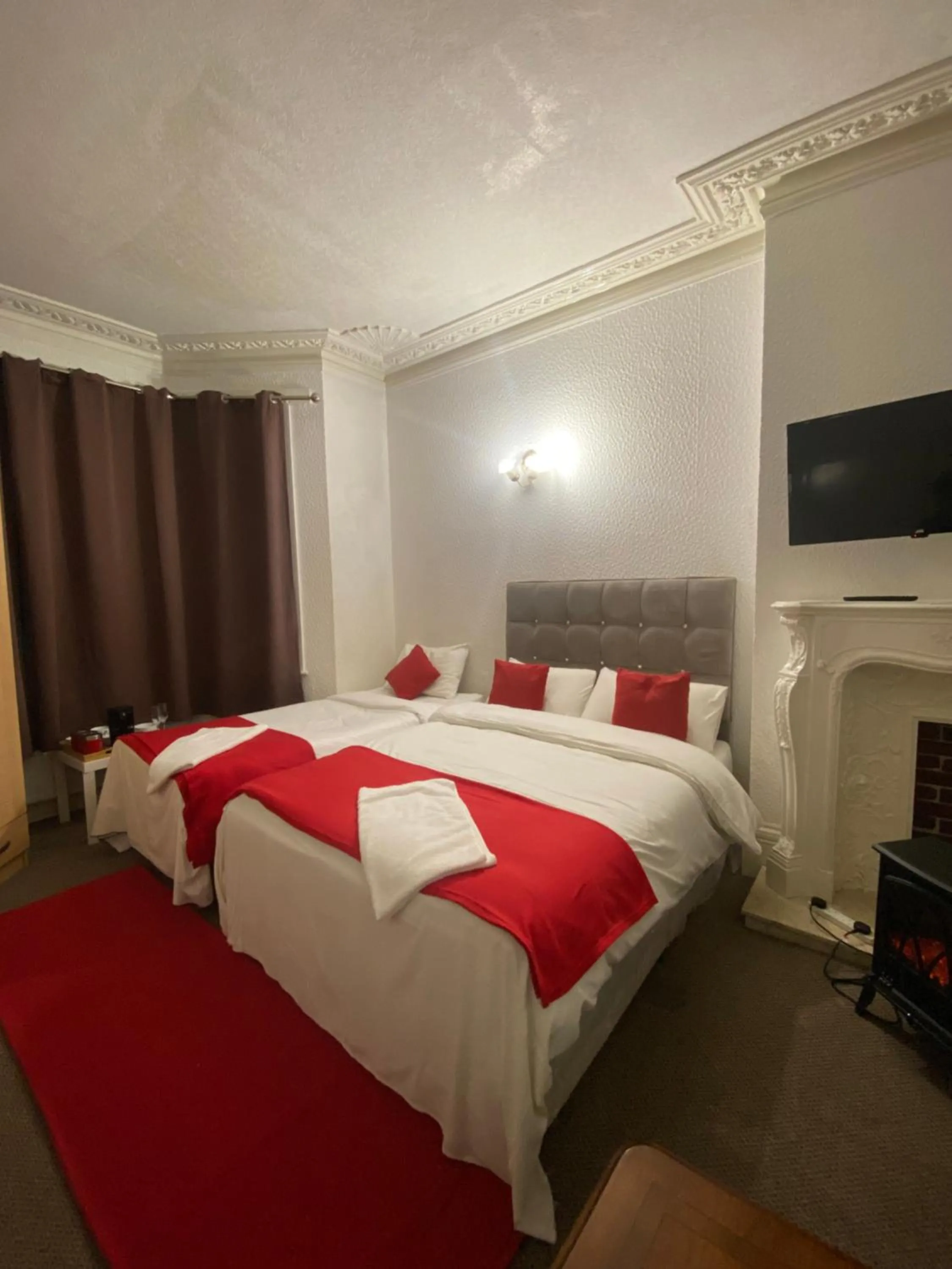 Bed in Saji Hotel Ilford
