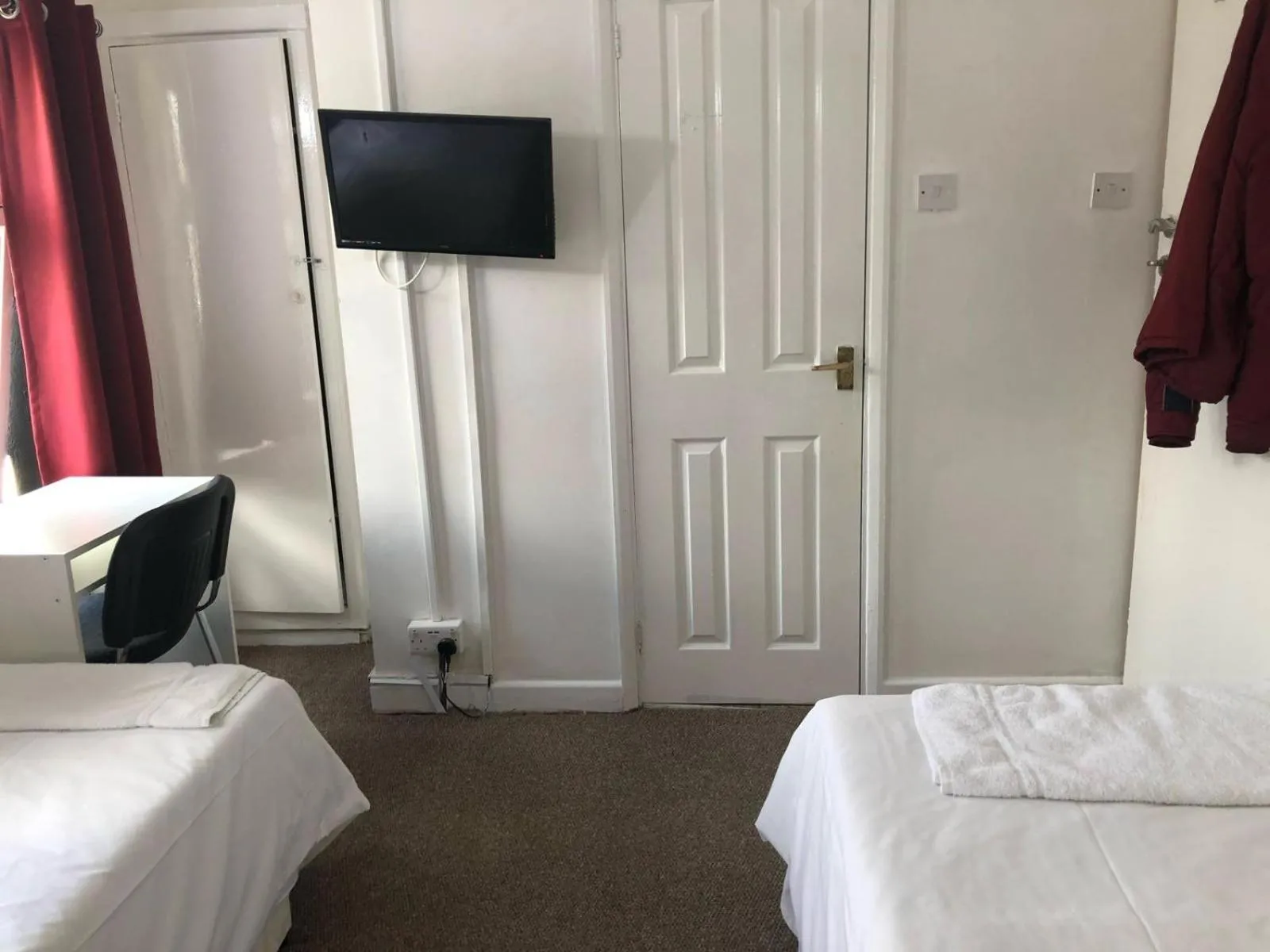 Communal lounge/ TV room, Bed in Saji Hotel Ilford