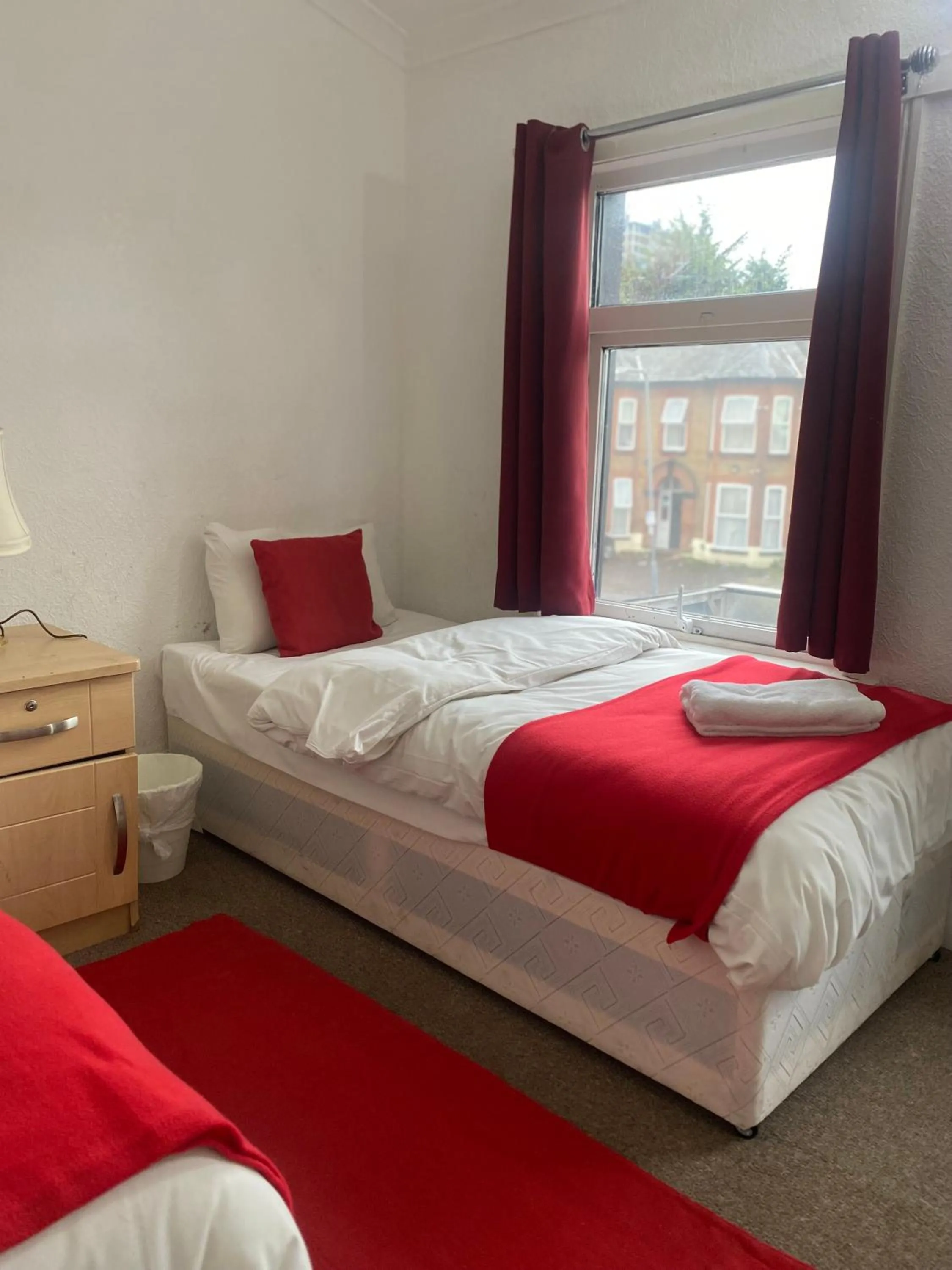 Bed in Saji Hotel Ilford