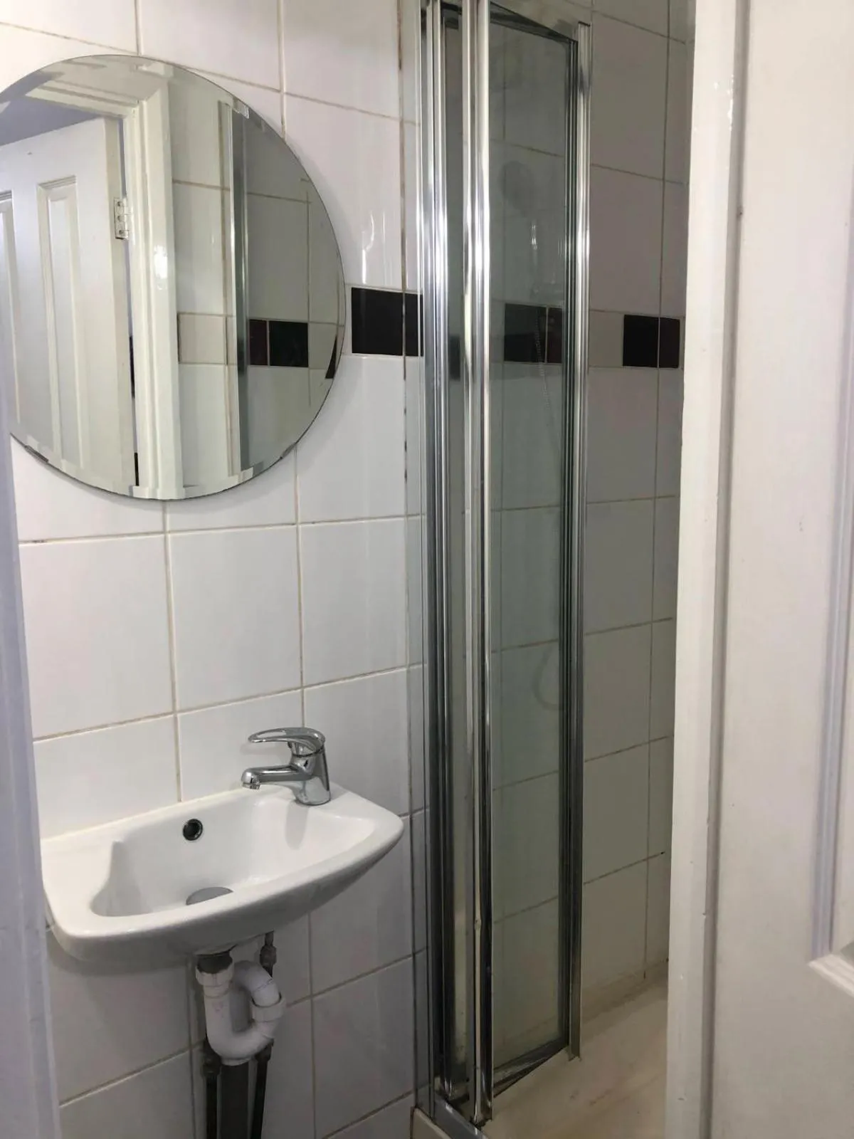 Shower in Saji Hotel Ilford