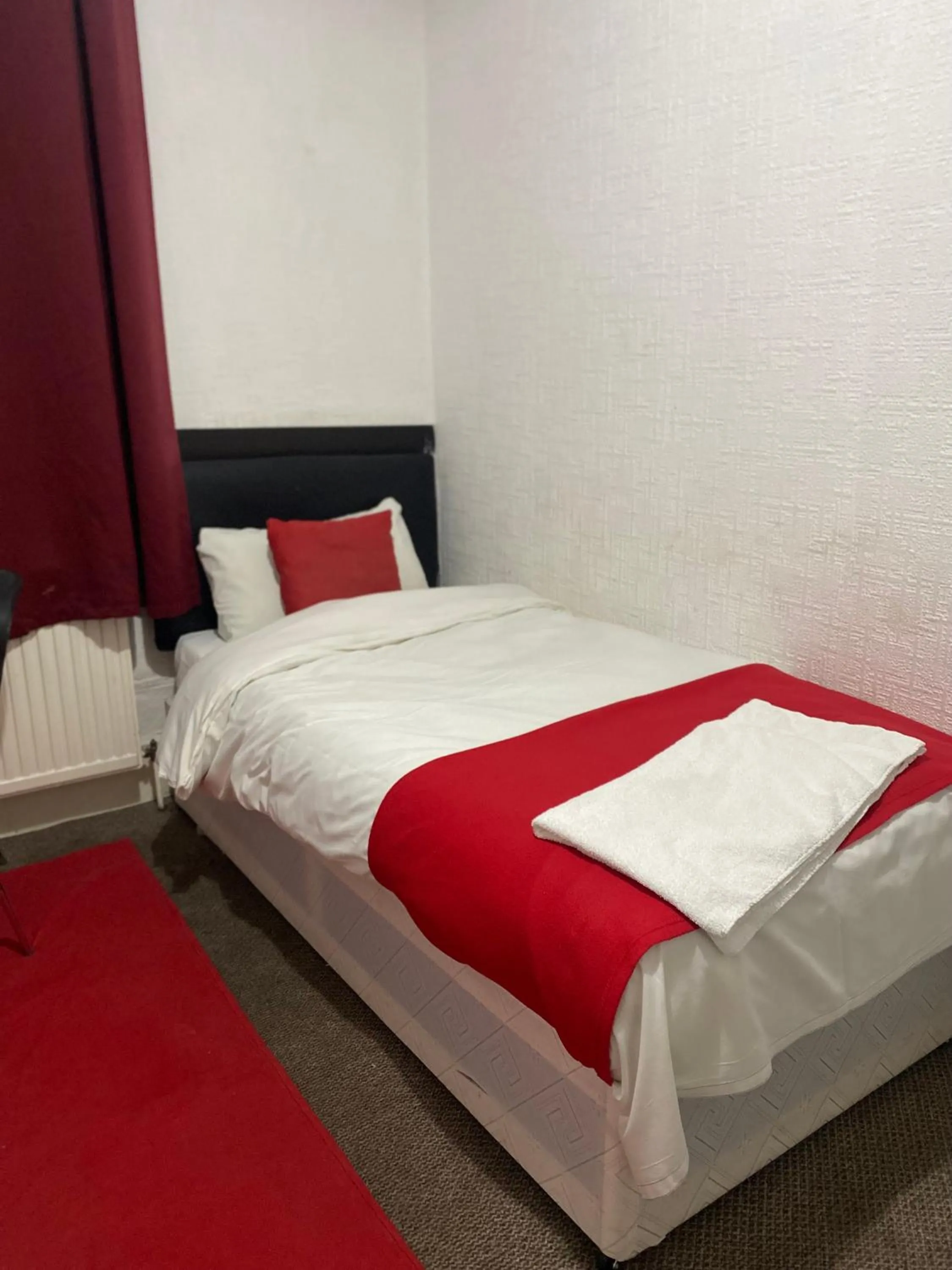 Bed in Saji Hotel Ilford