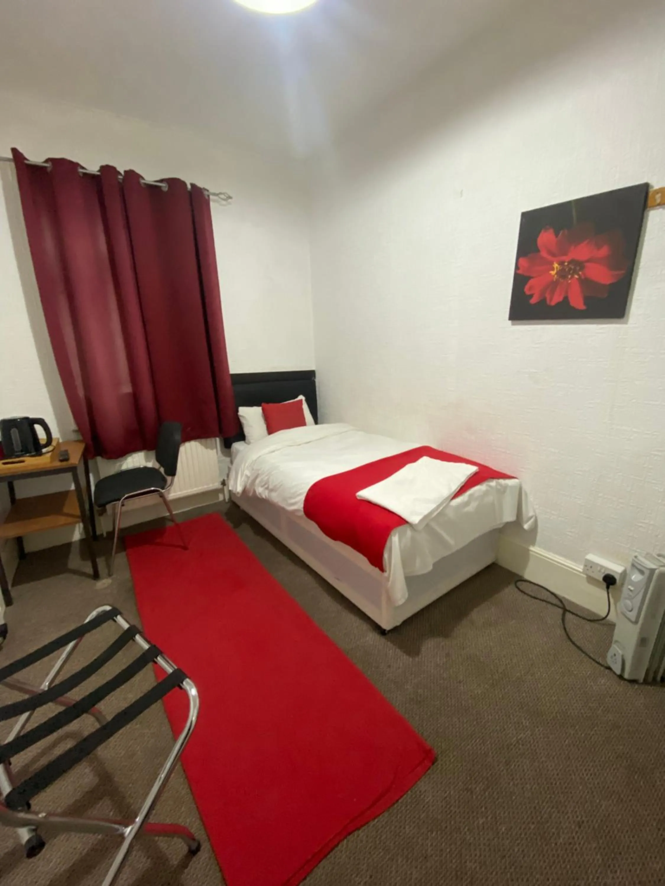 TV and multimedia, Bed in Saji Hotel Ilford