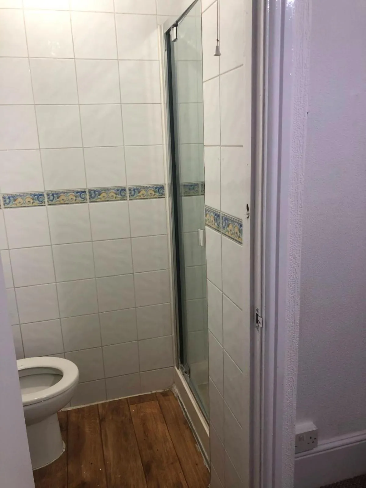 Shower in Saji Hotel Ilford