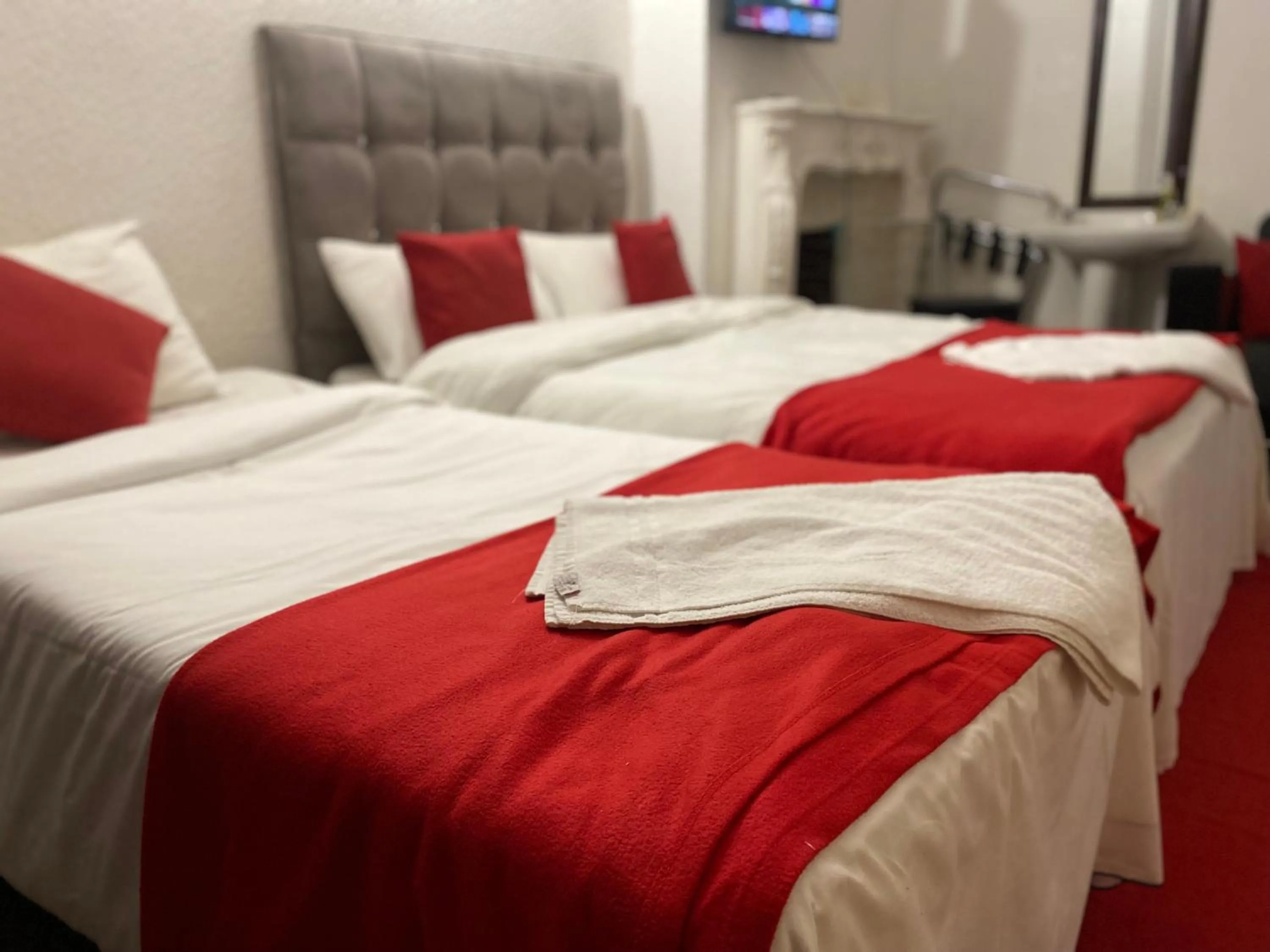 Bed in Saji Hotel Ilford