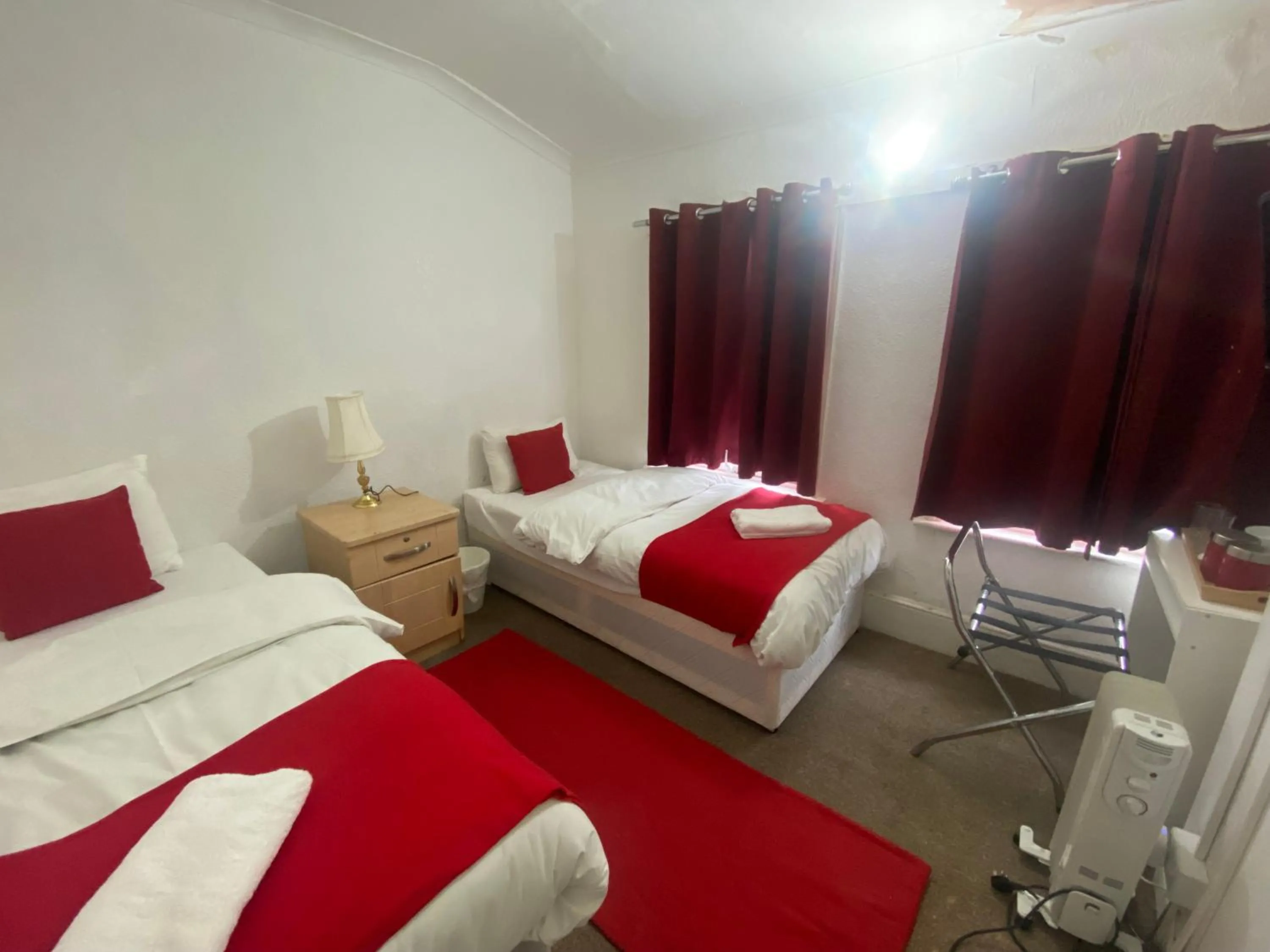 Bed in Saji Hotel Ilford