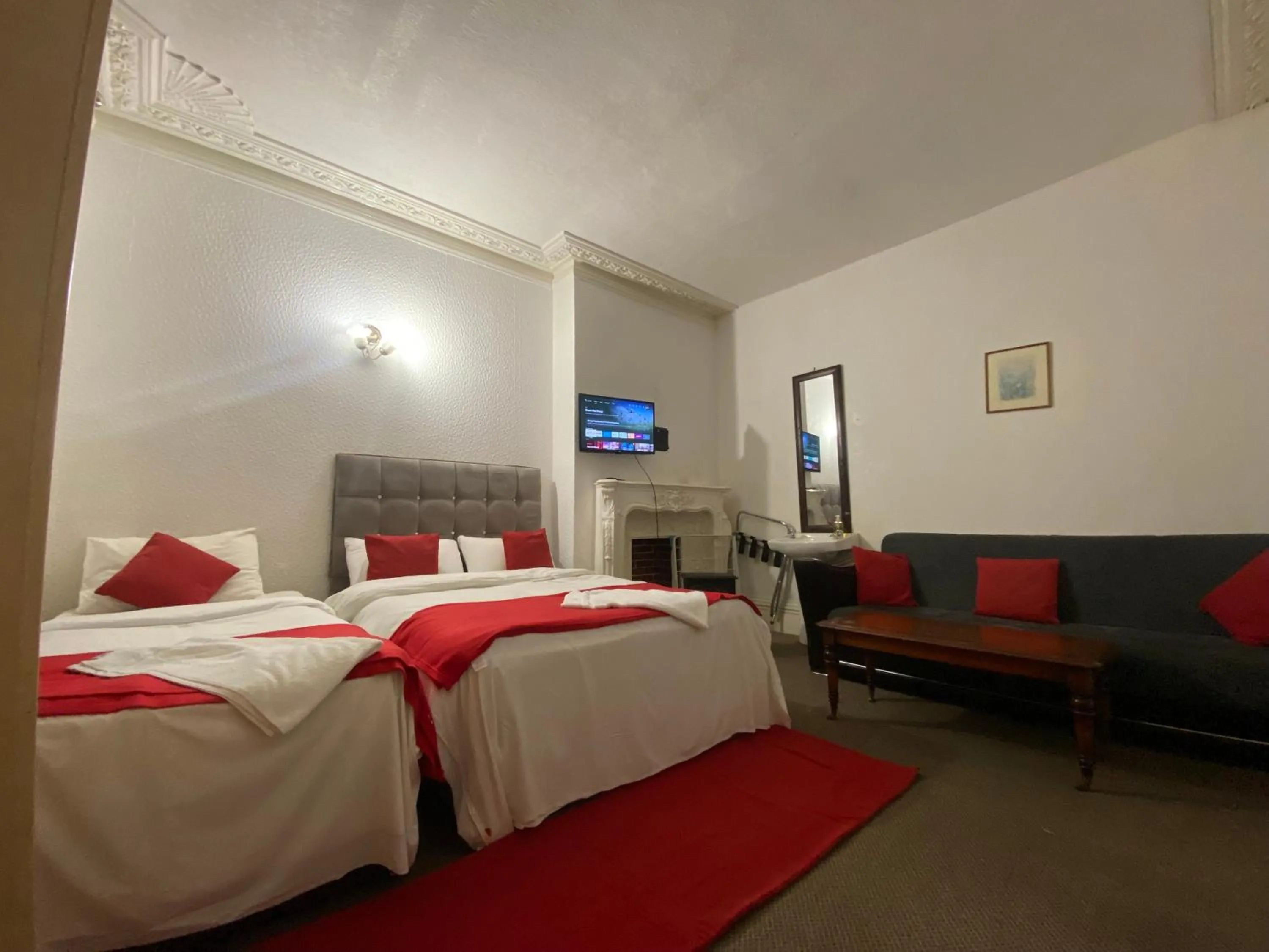 Bed in Saji Hotel Ilford