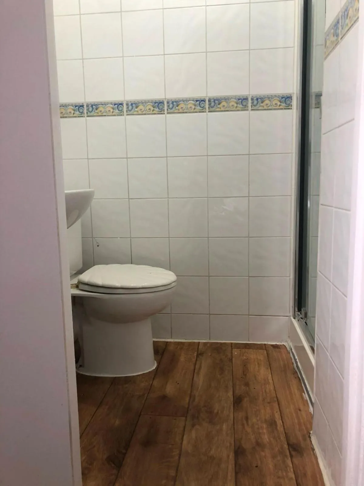 Shower in Saji Hotel Ilford