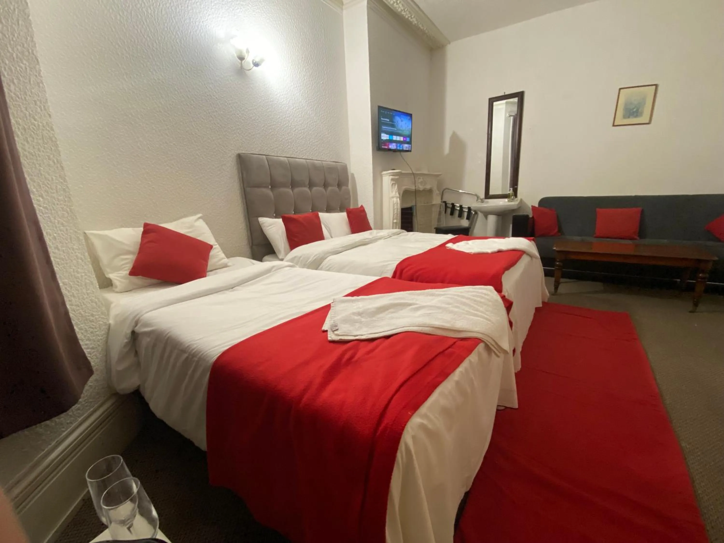 Bed in Saji Hotel Ilford