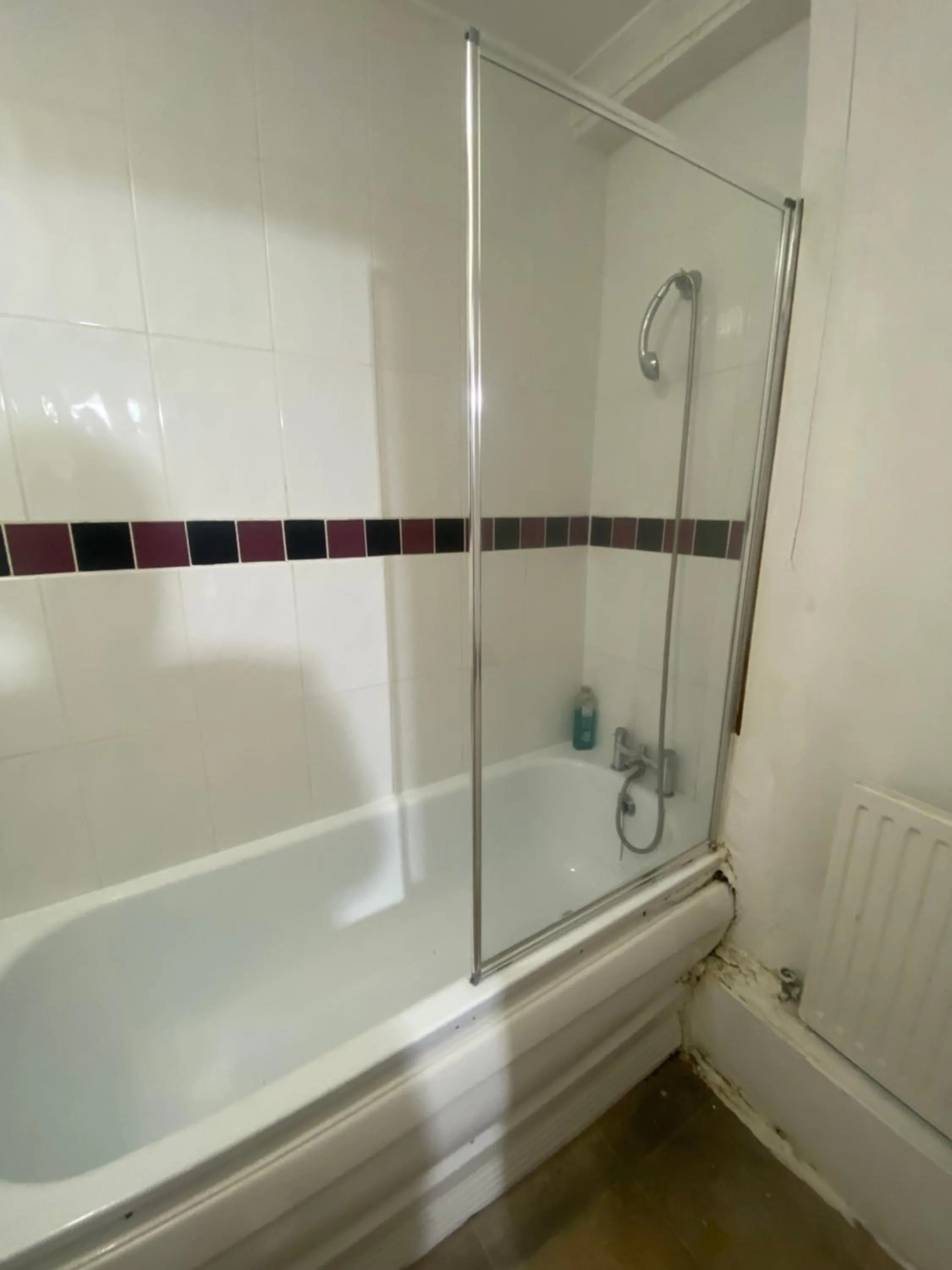 Shower in Saji Hotel Ilford