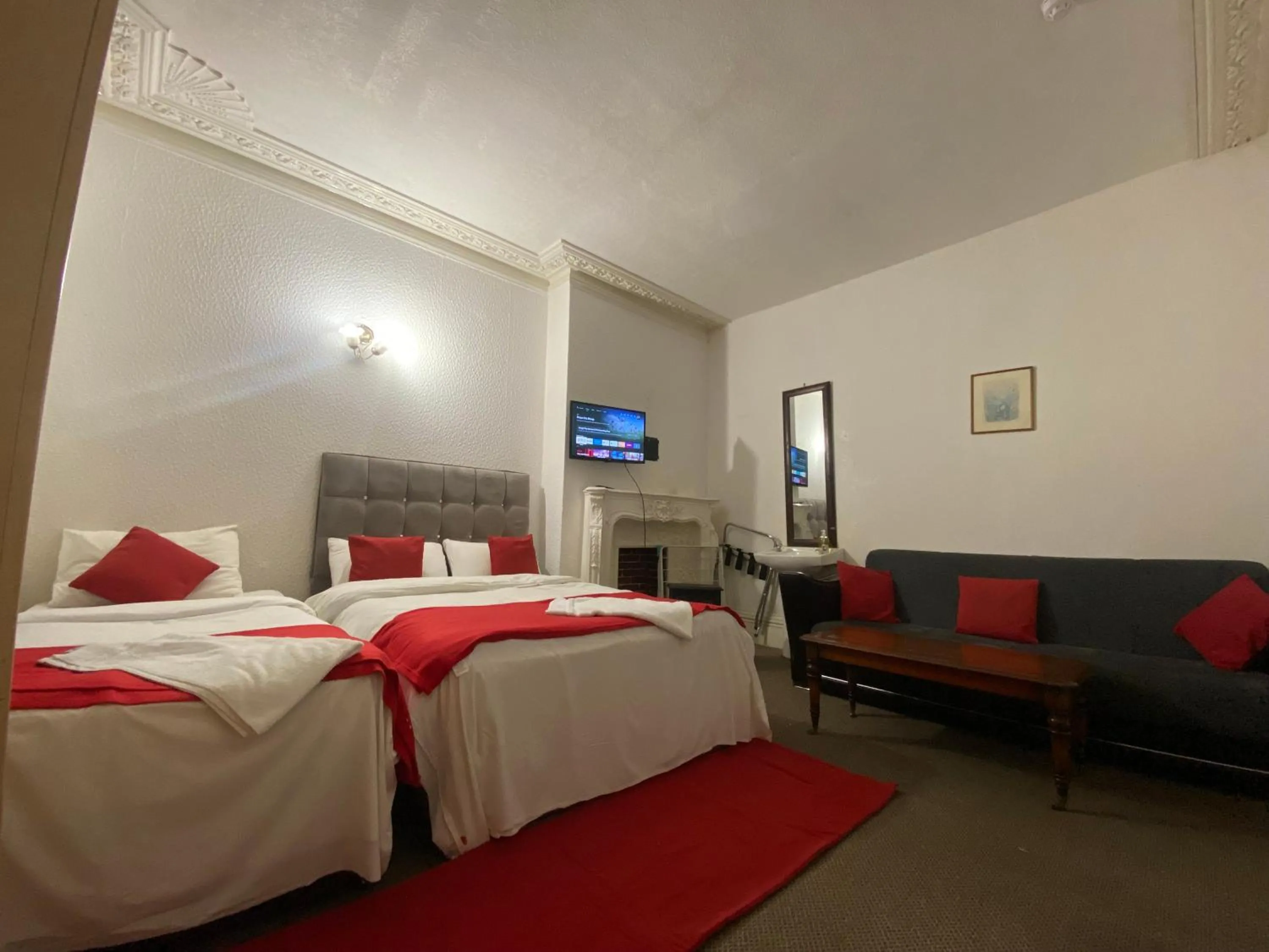 Bed in Saji Hotel Ilford
