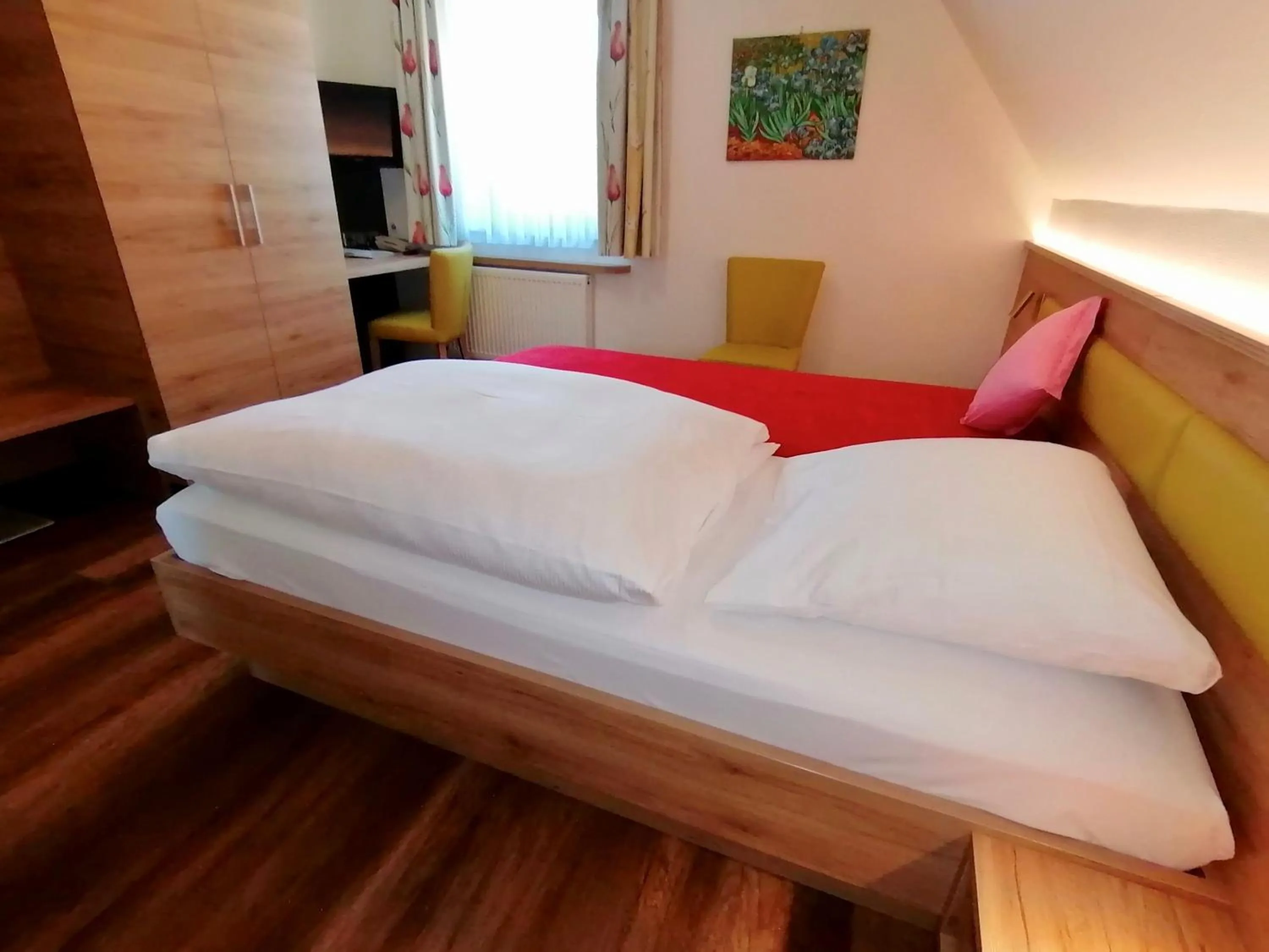 Photo of the whole room, Bed in Hotel-Gasthaus zur Eiche