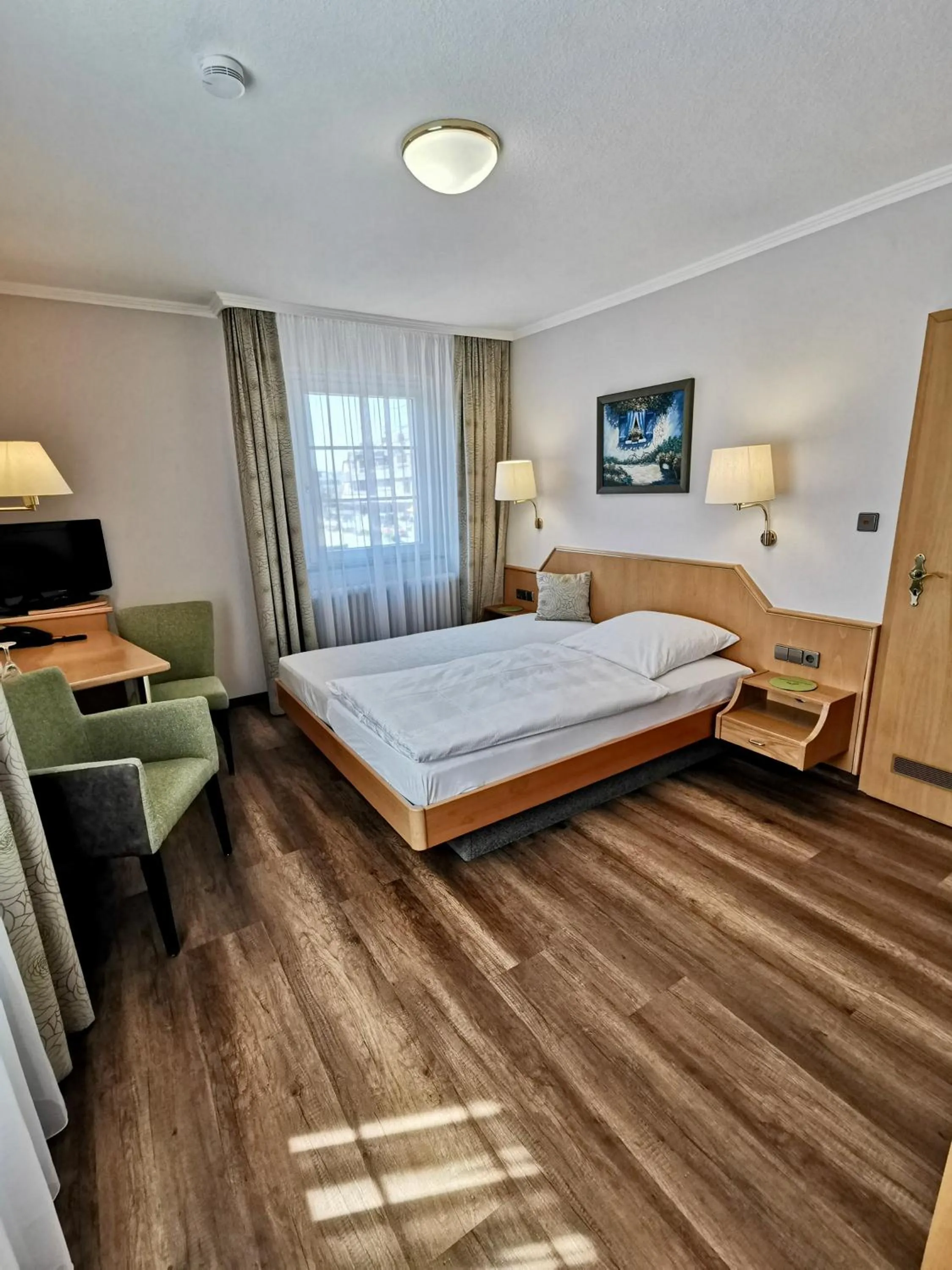 Photo of the whole room, Bed in Hotel-Gasthaus zur Eiche