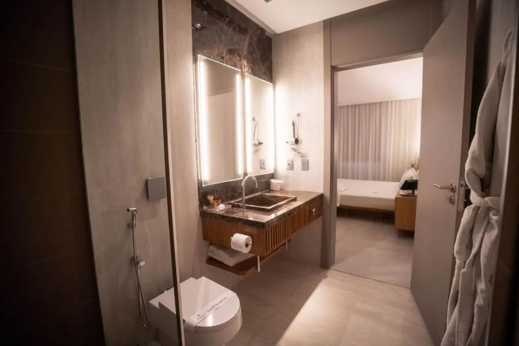 Bathroom, Bed in Corinto Hotel